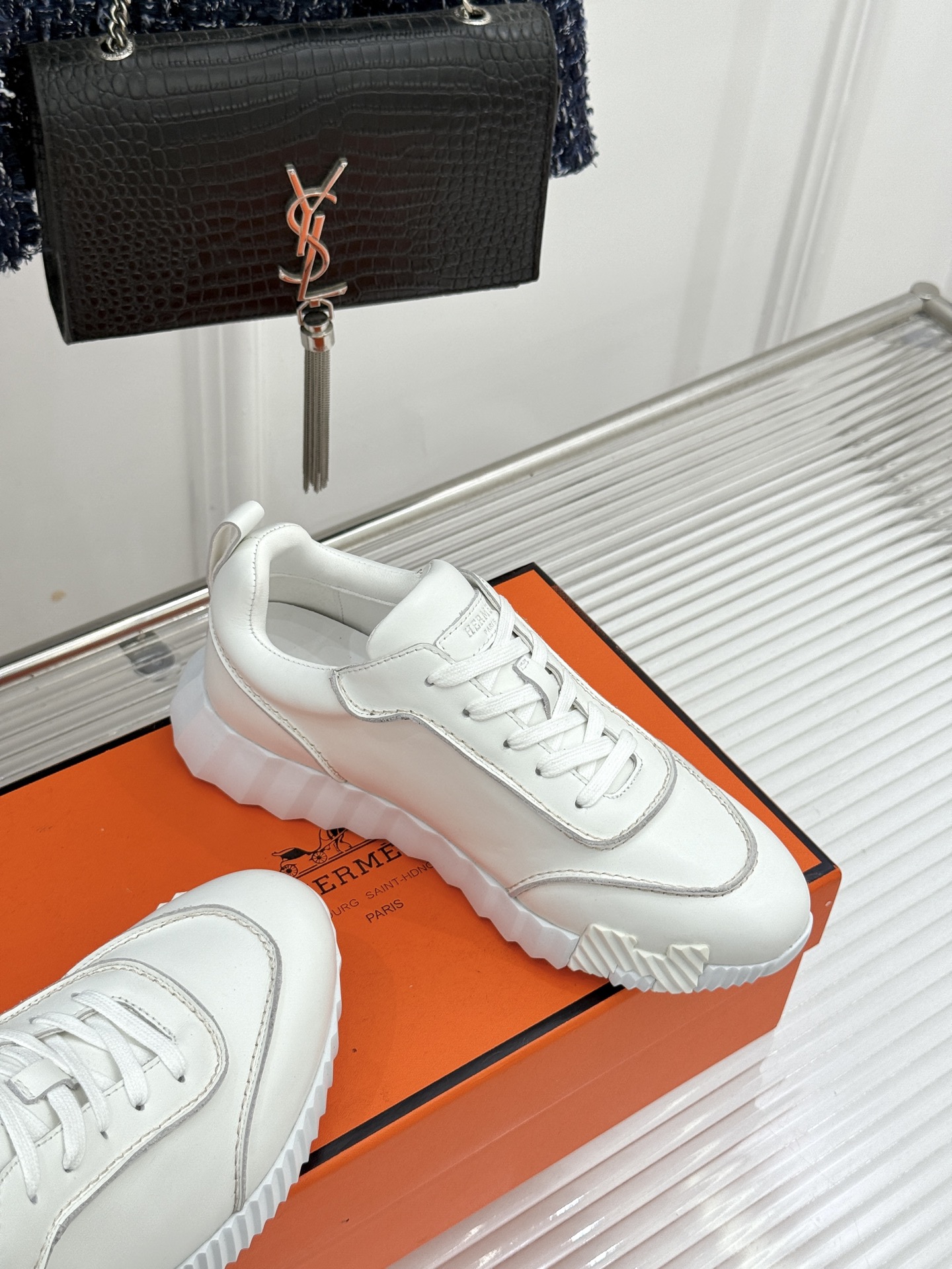 Hermès/爱马仕26WF新品 极简复古情侣款休闲运动鞋 极简线条藏着老钱调性 同型多色适配情侣搭 牛皮麂皮拼接质感高
