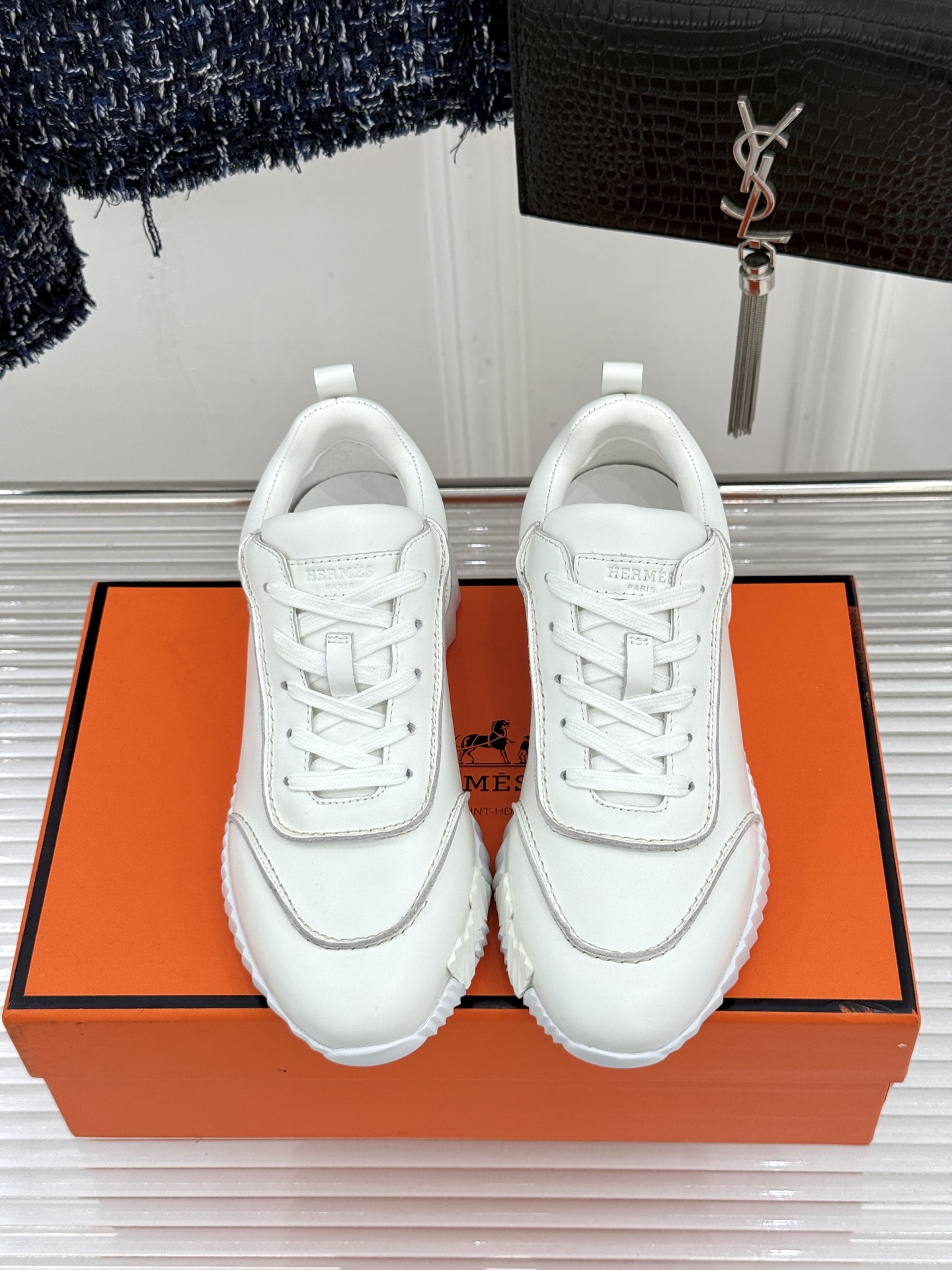 Hermès/爱马仕26WF新品 极简复古情侣款休闲运动鞋 极简线条藏着老钱调性 同型多色适配情侣搭 牛皮麂皮拼接质感高
