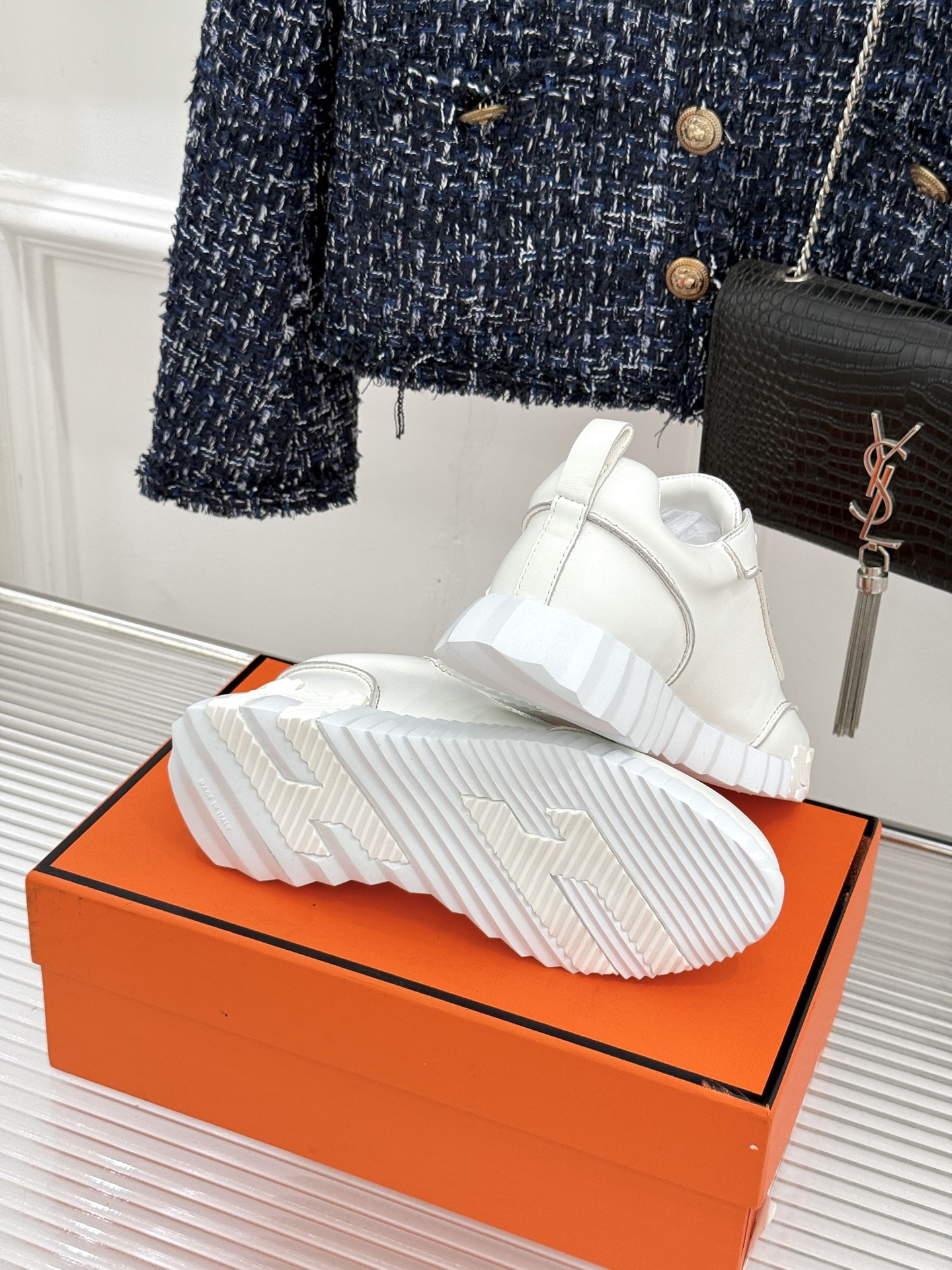 Hermès/爱马仕26WF新品 极简复古情侣款休闲运动鞋 极简线条藏着老钱调性 同型多色适配情侣搭 牛皮麂皮拼接质感高