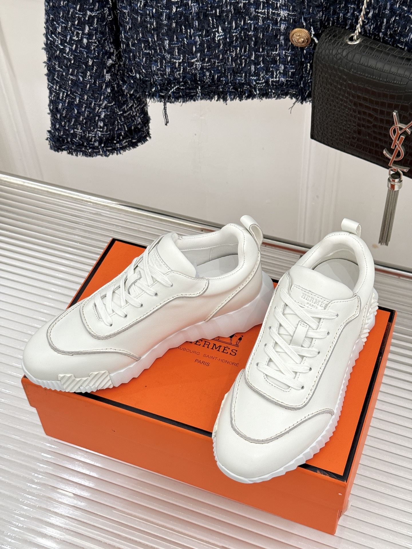 Hermès/爱马仕26WF新品 极简复古情侣款休闲运动鞋 极简线条藏着老钱调性 同型多色适配情侣搭 牛皮麂皮拼接质感高