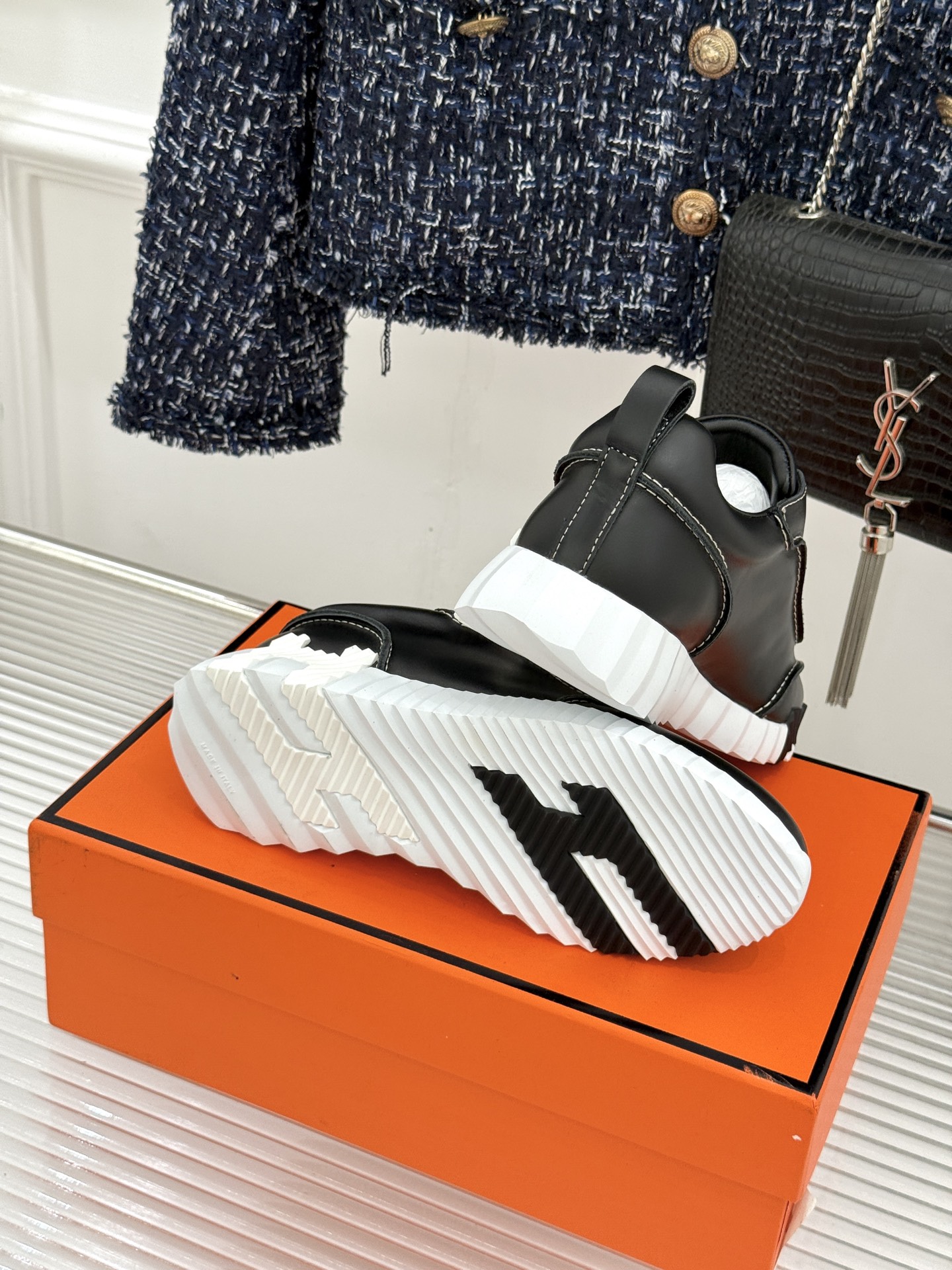 Hermès/爱马仕26WF新品 极简复古情侣款休闲运动鞋 极简线条藏着老钱调性 同型多色适配情侣搭 牛皮麂皮拼接质感高 Hermès/爱马仕26WF新品 极简复古情侣款休闲运动鞋 极简线条藏着老钱调性 同型多色适配情侣搭 牛皮麂皮拼接质感高