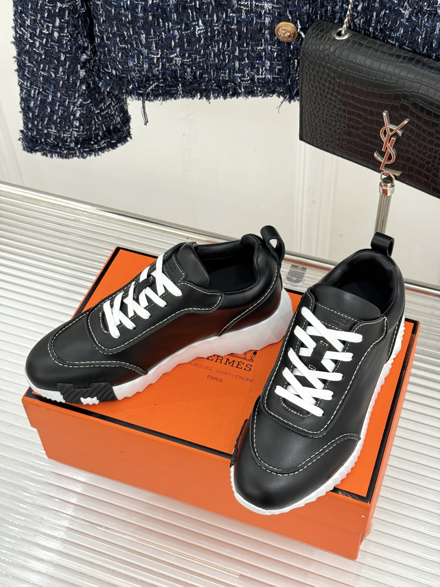 Hermès/爱马仕26WF新品 极简复古情侣款休闲运动鞋 极简线条藏着老钱调性 同型多色适配情侣搭 牛皮麂皮拼接质感高 Hermès/爱马仕26WF新品 极简复古情侣款休闲运动鞋 极简线条藏着老钱调性 同型多色适配情侣搭 牛皮麂皮拼接质感高