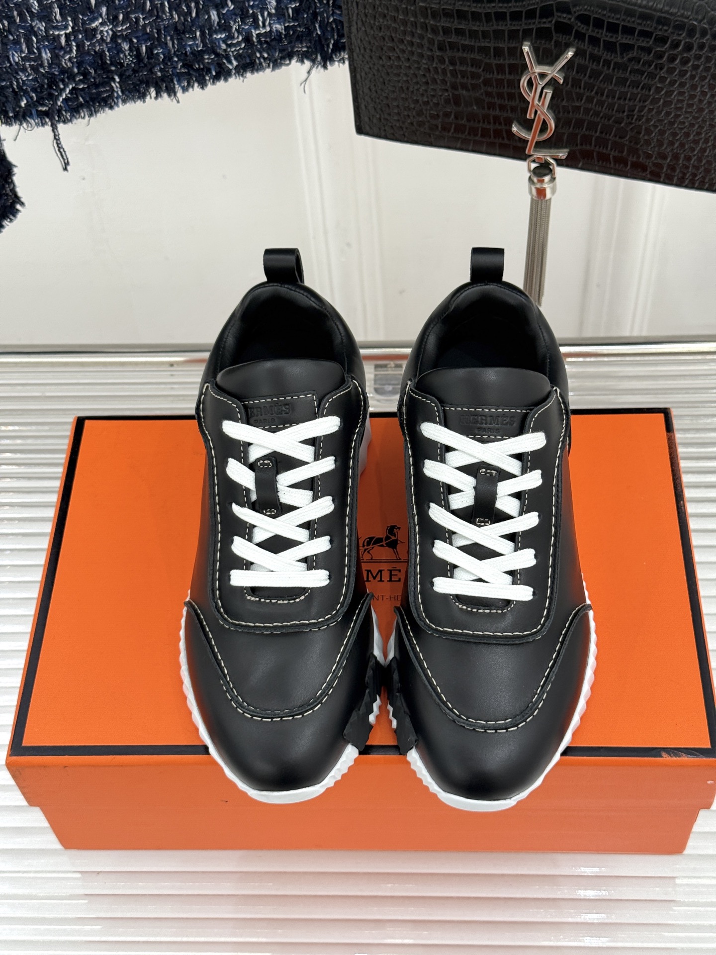 Hermès/爱马仕26WF新品 极简复古情侣款休闲运动鞋 极简线条藏着老钱调性 同型多色适配情侣搭 牛皮麂皮拼接质感高 Hermès/爱马仕26WF新品 极简复古情侣款休闲运动鞋 极简线条藏着老钱调性 同型多色适配情侣搭 牛皮麂皮拼接质感高