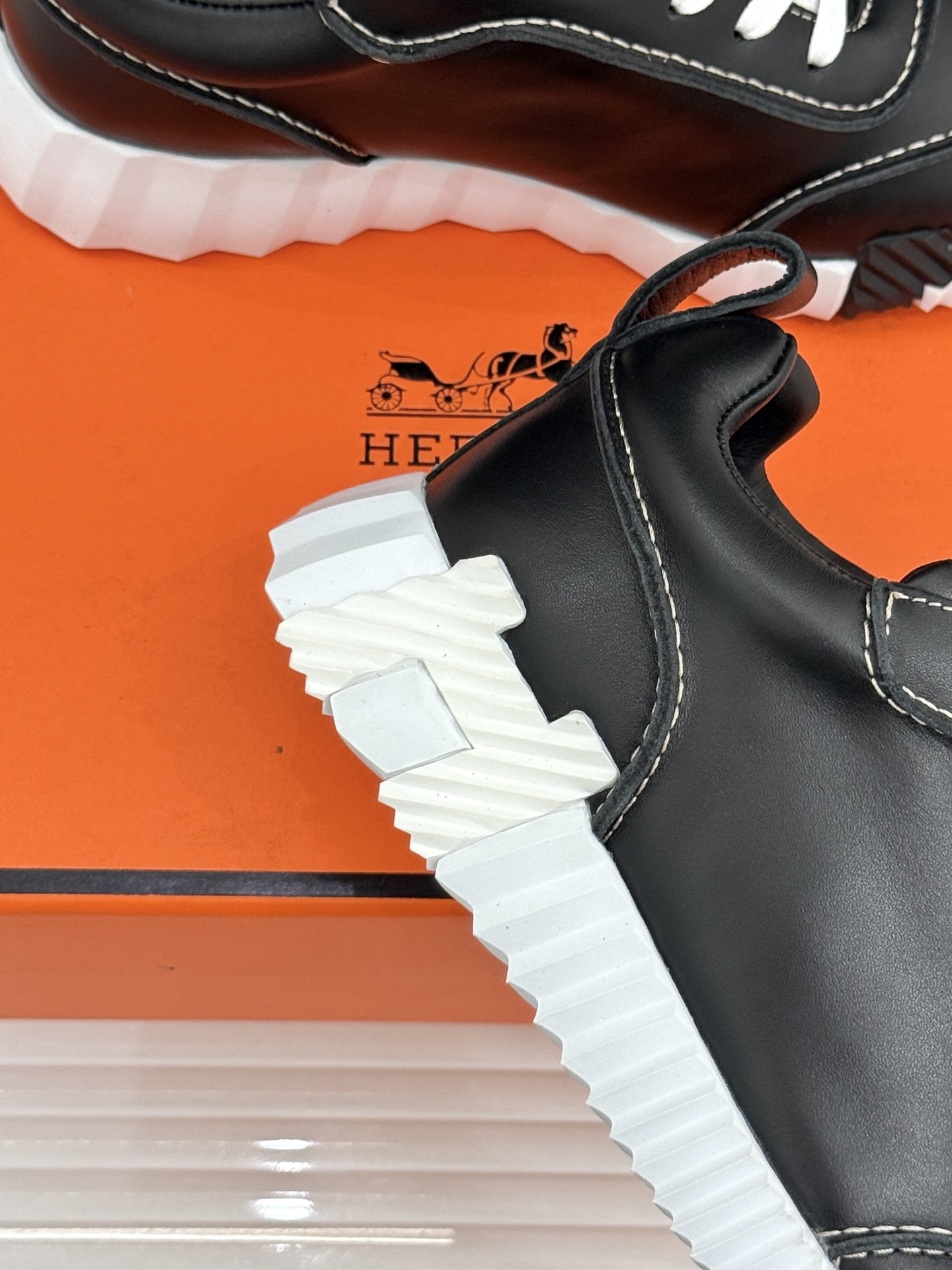 Hermès/爱马仕26WF新品 极简复古情侣款休闲运动鞋 极简线条藏着老钱调性 同型多色适配情侣搭 牛皮麂皮拼接质感高 Hermès/爱马仕26WF新品 极简复古情侣款休闲运动鞋 极简线条藏着老钱调性 同型多色适配情侣搭 牛皮麂皮拼接质感高
