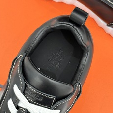 Hermès/爱马仕26WF新品 极简复古情侣款休闲运动鞋 极简线条藏着老钱调性 同型多色适配情侣搭 牛皮麂皮拼接质感高 Hermès/爱马仕26WF新品 极简复古情侣款休闲运动鞋 极简线条藏着老钱调性 同型多色适配情侣搭 牛皮麂皮拼接质感高