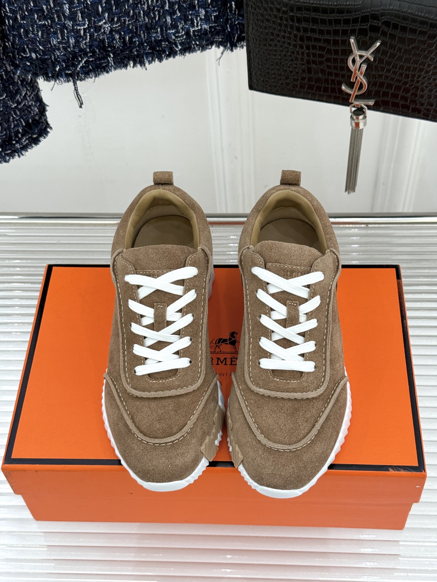 Hermès/爱马仕26WF新品 极简复古情侣款休闲运动鞋 极简线条藏着老钱调性 同型多色适配情侣搭 牛皮麂皮拼接质感高 Hermès/爱马仕26WF新品 极简复古情侣款休闲运动鞋 极简线条藏着老钱调性 同型多色适配情侣搭 牛皮麂皮拼接质感高