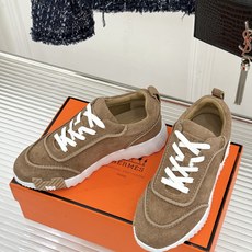 Hermès/爱马仕26WF新品 极简复古情侣款休闲运动鞋 极简线条藏着老钱调性 同型多色适配情侣搭 牛皮麂皮拼接质感高 Hermès/爱马仕26WF新品 极简复古情侣款休闲运动鞋 极简线条藏着老钱调性 同型多色适配情侣搭 牛皮麂皮拼接质感高