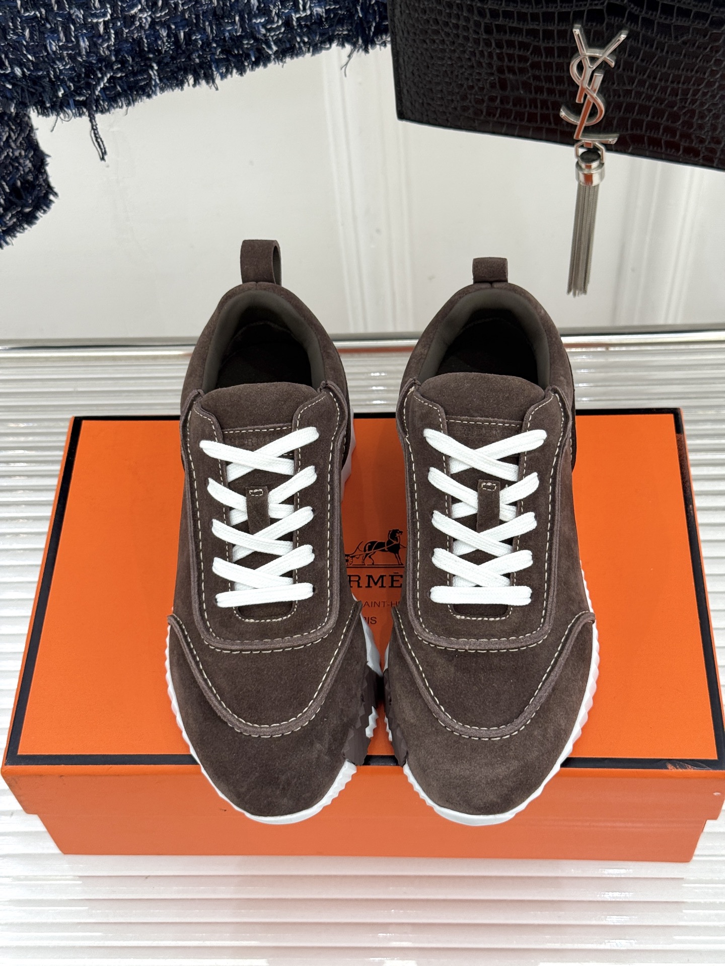 Hermès/爱马仕26WF新品 极简复古情侣款休闲运动鞋 极简线条藏着老钱调性 同型多色适配情侣搭 牛皮麂皮拼接质感高
