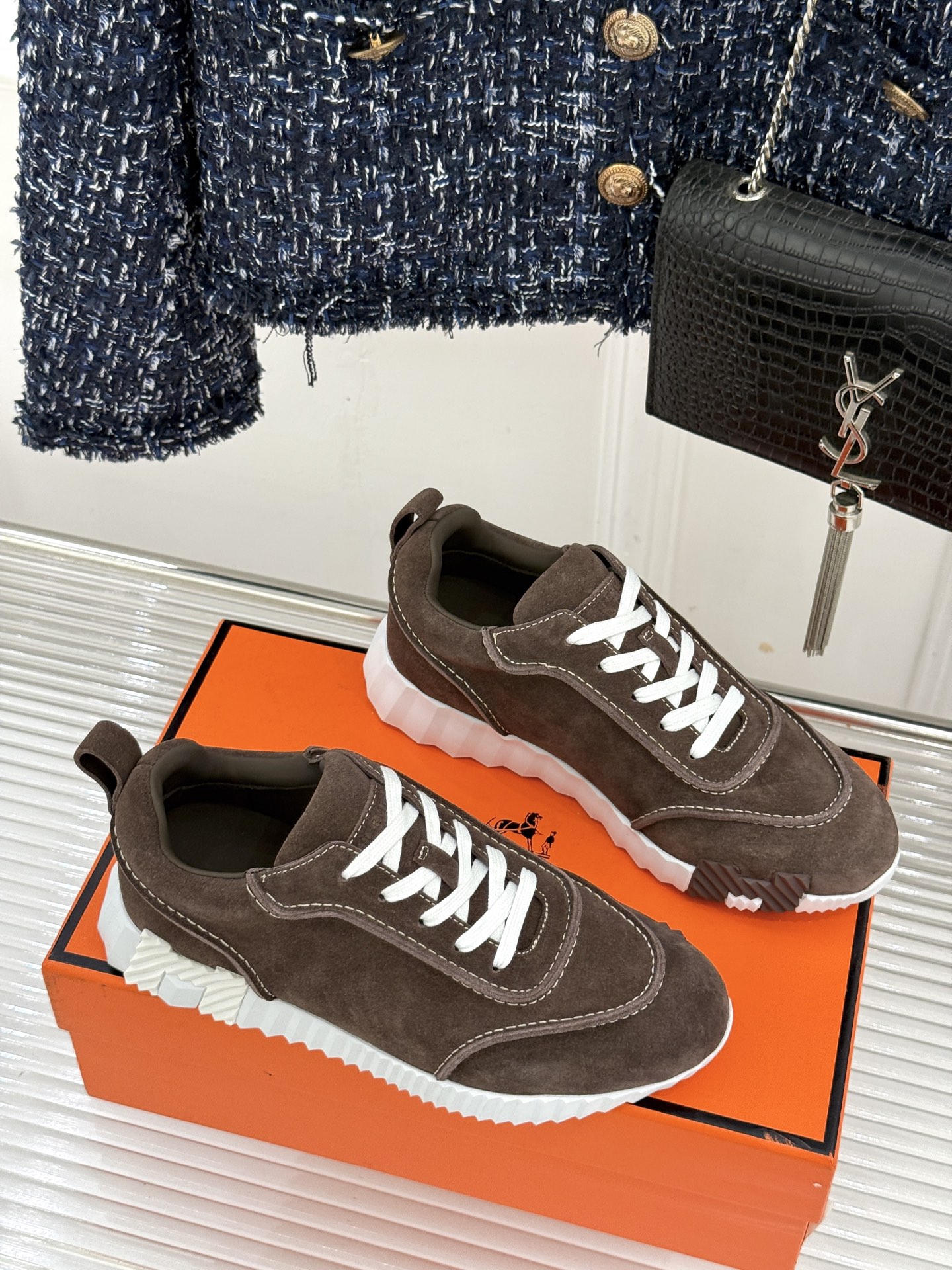 Hermès/爱马仕26WF新品 极简复古情侣款休闲运动鞋 极简线条藏着老钱调性 同型多色适配情侣搭 牛皮麂皮拼接质感高