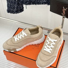 Hermès/爱马仕26WF新品 极简复古情侣款休闲运动鞋 极简线条藏着老钱调性 同型多色适配情侣搭 牛皮麂皮拼接质感高 Hermès/爱马仕26WF新品 极简复古情侣款休闲运动鞋 极简线条藏着老钱调性 同型多色适配情侣搭 牛皮麂皮拼接质感高