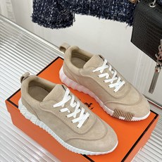 Hermès/爱马仕26WF新品 极简复古情侣款休闲运动鞋 极简线条藏着老钱调性 同型多色适配情侣搭 牛皮麂皮拼接质感高 Hermès/爱马仕26WF新品 极简复古情侣款休闲运动鞋 极简线条藏着老钱调性 同型多色适配情侣搭 牛皮麂皮拼接质感高