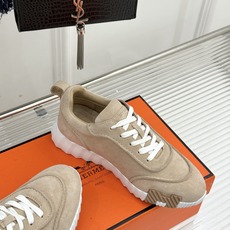 Hermès/爱马仕26WF新品 极简复古情侣款休闲运动鞋 极简线条藏着老钱调性 同型多色适配情侣搭 牛皮麂皮拼接质感高 Hermès/爱马仕26WF新品 极简复古情侣款休闲运动鞋 极简线条藏着老钱调性 同型多色适配情侣搭 牛皮麂皮拼接质感高