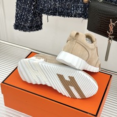 Hermès/爱马仕26WF新品 极简复古情侣款休闲运动鞋 极简线条藏着老钱调性 同型多色适配情侣搭 牛皮麂皮拼接质感高 Hermès/爱马仕26WF新品 极简复古情侣款休闲运动鞋 极简线条藏着老钱调性 同型多色适配情侣搭 牛皮麂皮拼接质感高