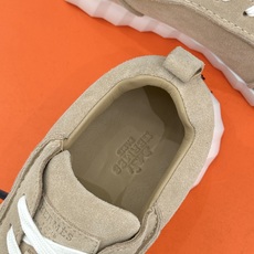 Hermès/爱马仕26WF新品 极简复古情侣款休闲运动鞋 极简线条藏着老钱调性 同型多色适配情侣搭 牛皮麂皮拼接质感高 Hermès/爱马仕26WF新品 极简复古情侣款休闲运动鞋 极简线条藏着老钱调性 同型多色适配情侣搭 牛皮麂皮拼接质感高