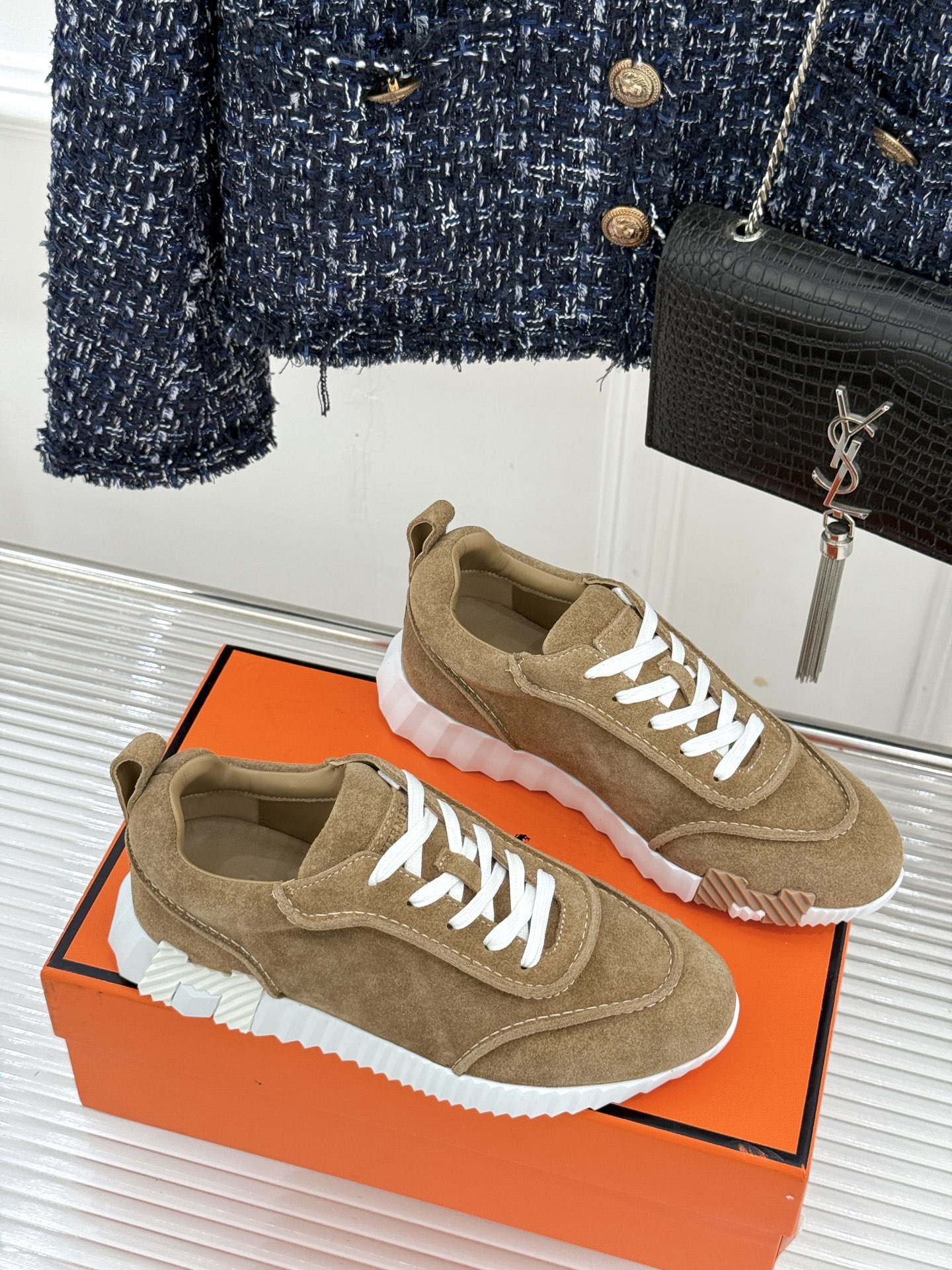 Hermès/爱马仕26WF新品 极简复古情侣款休闲运动鞋 极简线条藏着老钱调性 同型多色适配情侣搭 牛皮麂皮拼接质感高 Hermès/爱马仕26WF新品 极简复古情侣款休闲运动鞋 极简线条藏着老钱调性 同型多色适配情侣搭 牛皮麂皮拼接质感高