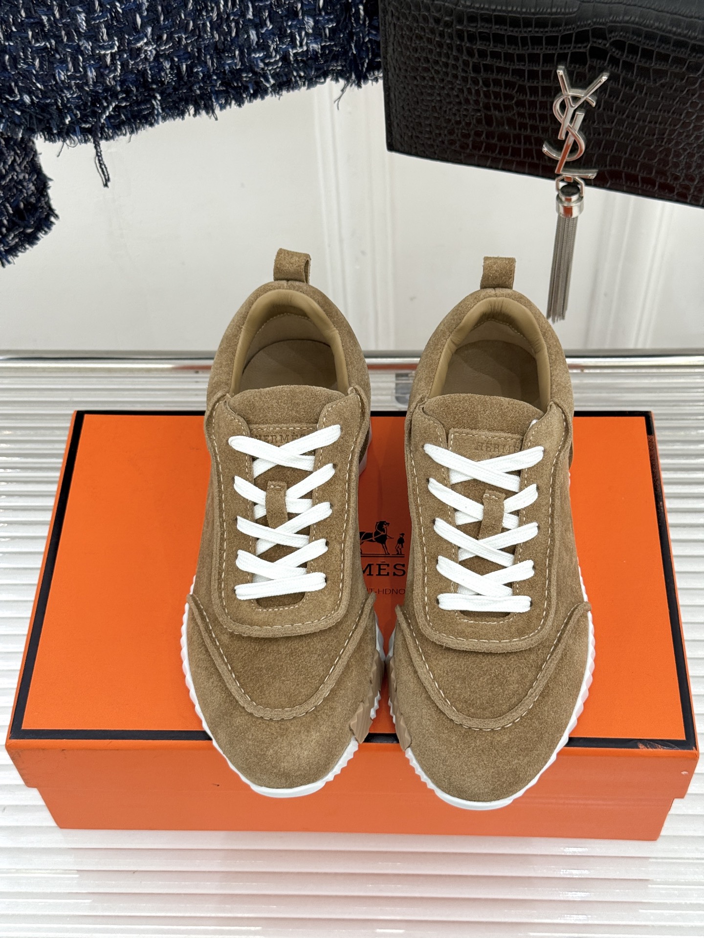 Hermès/爱马仕26WF新品 极简复古情侣款休闲运动鞋 极简线条藏着老钱调性 同型多色适配情侣搭 牛皮麂皮拼接质感高 Hermès/爱马仕26WF新品 极简复古情侣款休闲运动鞋 极简线条藏着老钱调性 同型多色适配情侣搭 牛皮麂皮拼接质感高