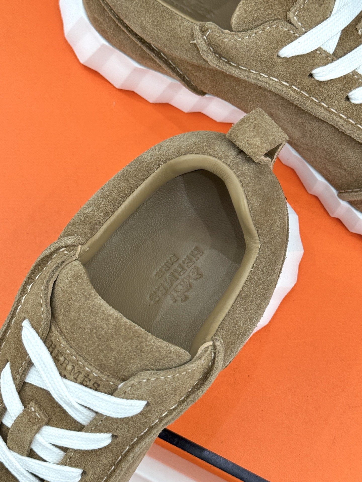 Hermès/爱马仕26WF新品 极简复古情侣款休闲运动鞋 极简线条藏着老钱调性 同型多色适配情侣搭 牛皮麂皮拼接质感高 Hermès/爱马仕26WF新品 极简复古情侣款休闲运动鞋 极简线条藏着老钱调性 同型多色适配情侣搭 牛皮麂皮拼接质感高