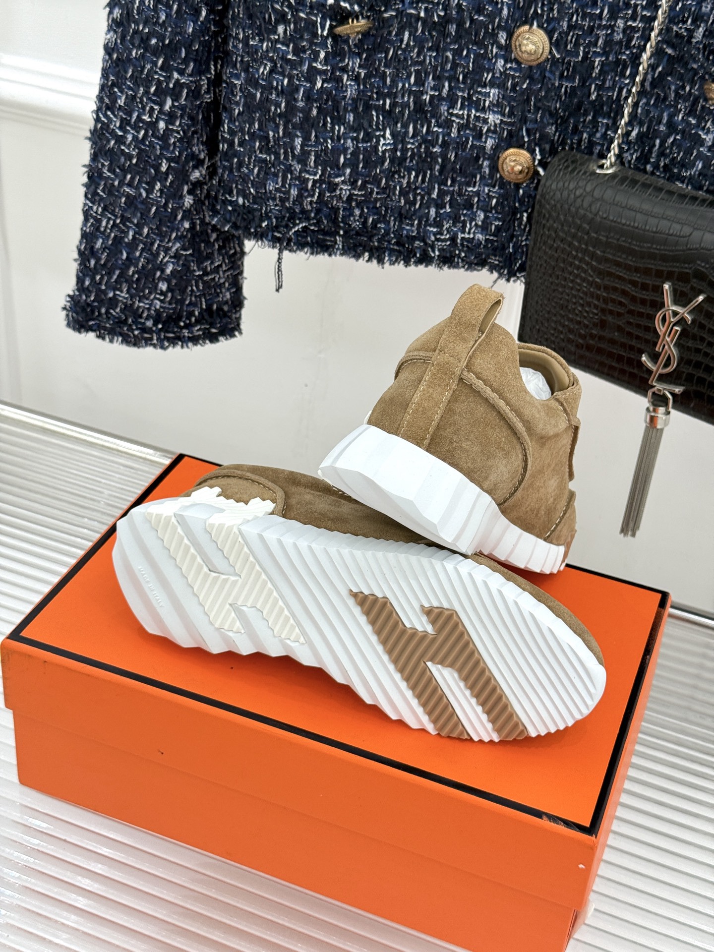 Hermès/爱马仕26WF新品 极简复古情侣款休闲运动鞋 极简线条藏着老钱调性 同型多色适配情侣搭 牛皮麂皮拼接质感高 Hermès/爱马仕26WF新品 极简复古情侣款休闲运动鞋 极简线条藏着老钱调性 同型多色适配情侣搭 牛皮麂皮拼接质感高