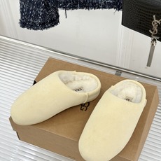 UGG 26WF新品极简复古 包头休闲半拖毛拖 包头藏住满格冬日暖意 半拖一脚蹬穿脱格外省心 羊羔毛裹住云朵般触感 皮毛 UGG 26WF新品极简复古 包头休闲半拖毛拖 包头藏住满格冬日暖意 半拖一脚蹬穿脱格外省心 羊羔毛裹住云朵般触感 皮毛