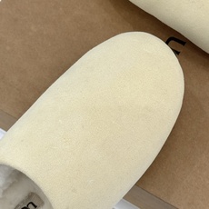 UGG 26WF新品极简复古 包头休闲半拖毛拖 包头藏住满格冬日暖意 半拖一脚蹬穿脱格外省心 羊羔毛裹住云朵般触感 皮毛 UGG 26WF新品极简复古 包头休闲半拖毛拖 包头藏住满格冬日暖意 半拖一脚蹬穿脱格外省心 羊羔毛裹住云朵般触感 皮毛