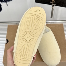 UGG 26WF新品极简复古 包头休闲半拖毛拖 包头藏住满格冬日暖意 半拖一脚蹬穿脱格外省心 羊羔毛裹住云朵般触感 皮毛 UGG 26WF新品极简复古 包头休闲半拖毛拖 包头藏住满格冬日暖意 半拖一脚蹬穿脱格外省心 羊羔毛裹住云朵般触感 皮毛