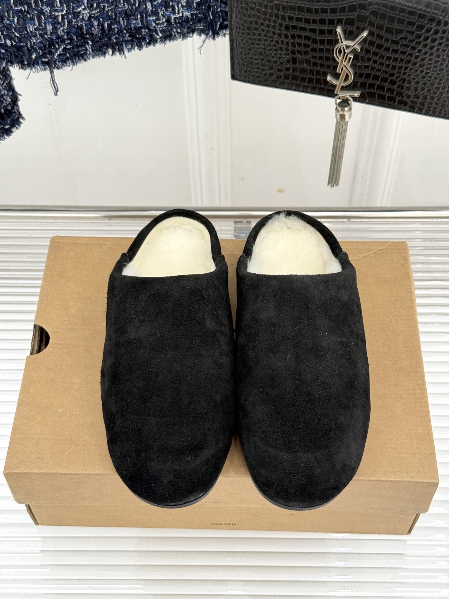 UGG 26WF新品极简复古 包头休闲半拖毛拖 包头藏住满格冬日暖意 半拖一脚蹬穿脱格外省心 羊羔毛裹住云朵般触感 皮毛