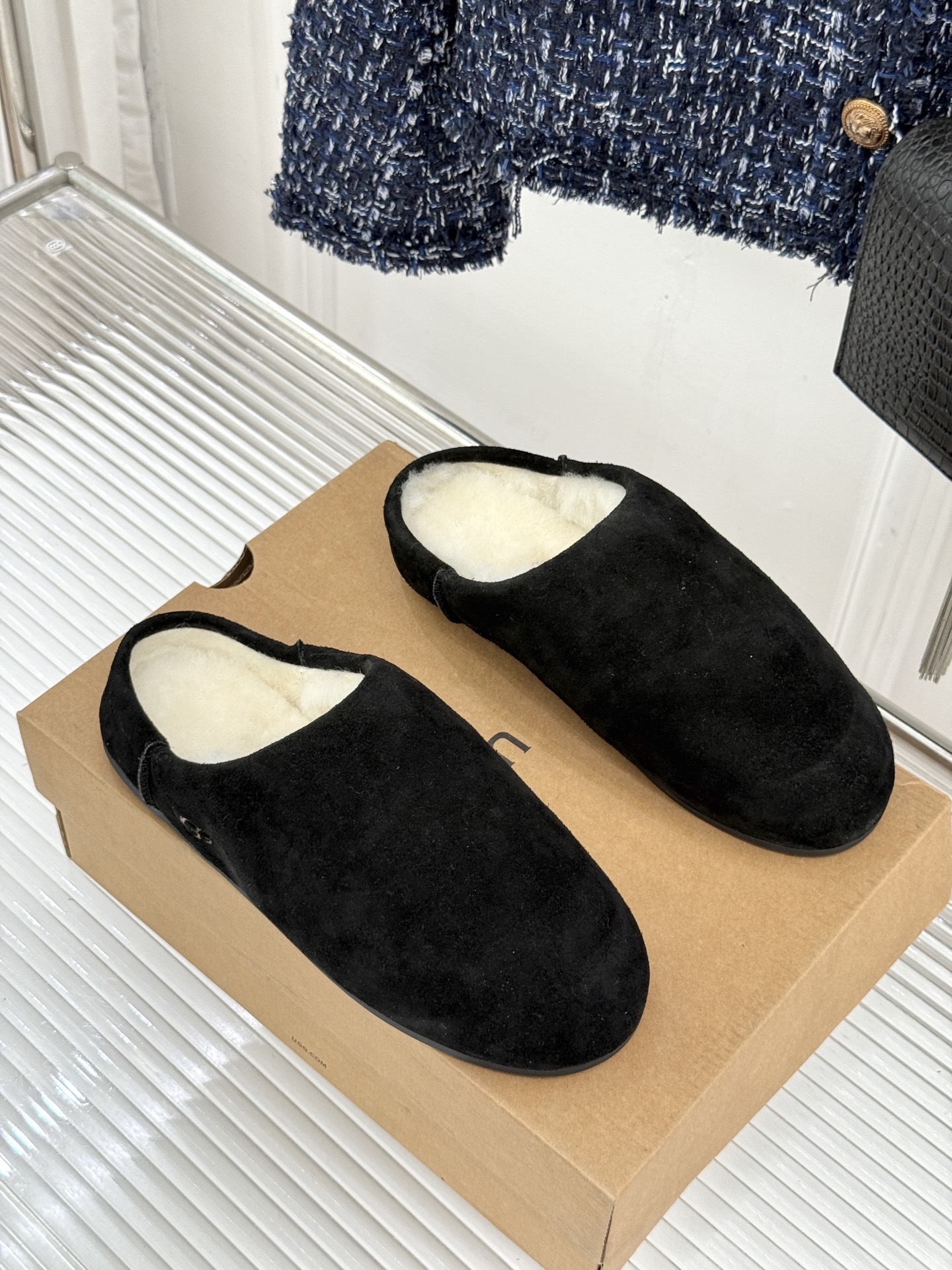 UGG 26WF新品极简复古 包头休闲半拖毛拖 包头藏住满格冬日暖意 半拖一脚蹬穿脱格外省心 羊羔毛裹住云朵般触感 皮毛