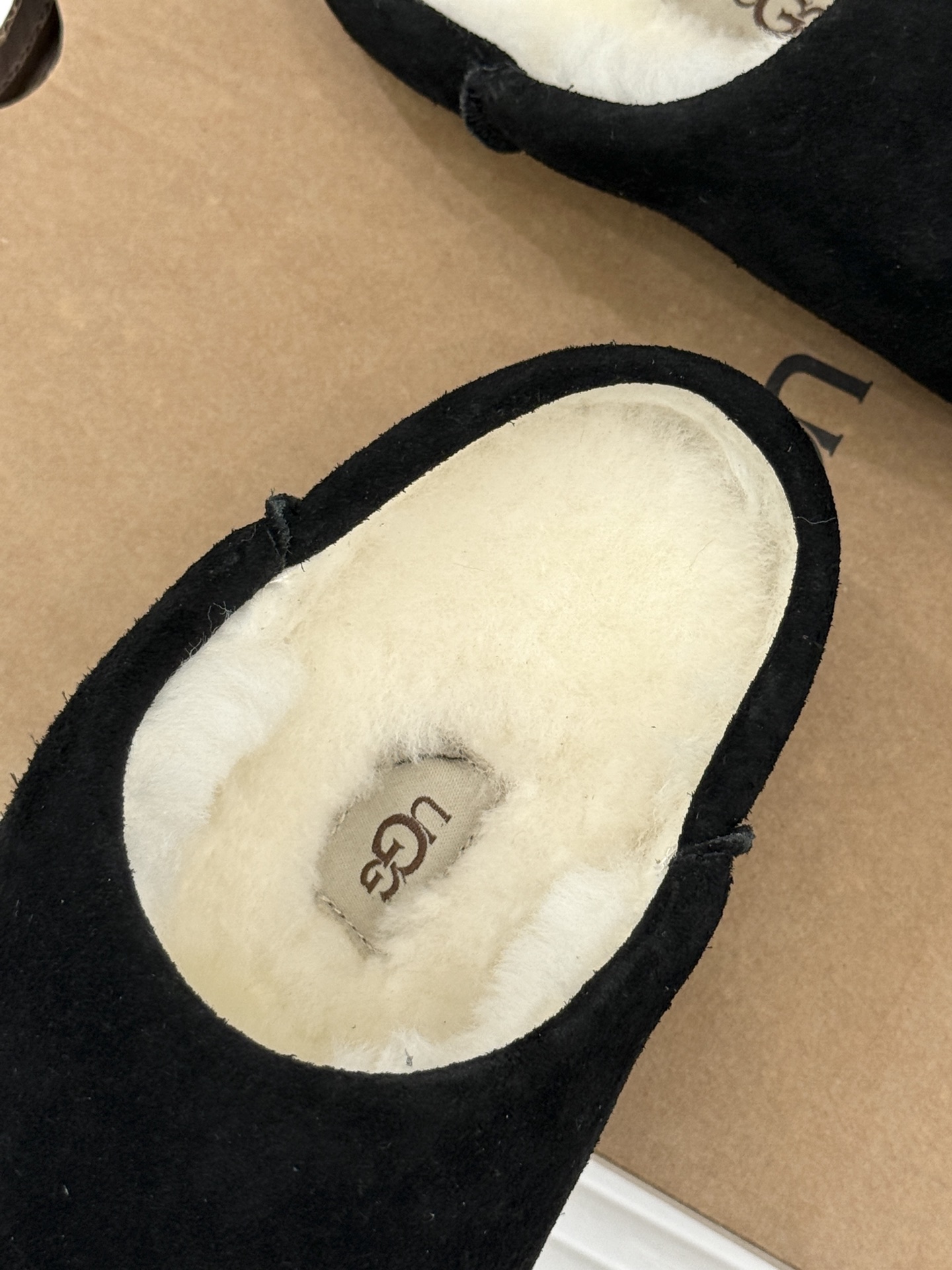 UGG 26WF新品极简复古 包头休闲半拖毛拖 包头藏住满格冬日暖意 半拖一脚蹬穿脱格外省心 羊羔毛裹住云朵般触感 皮毛