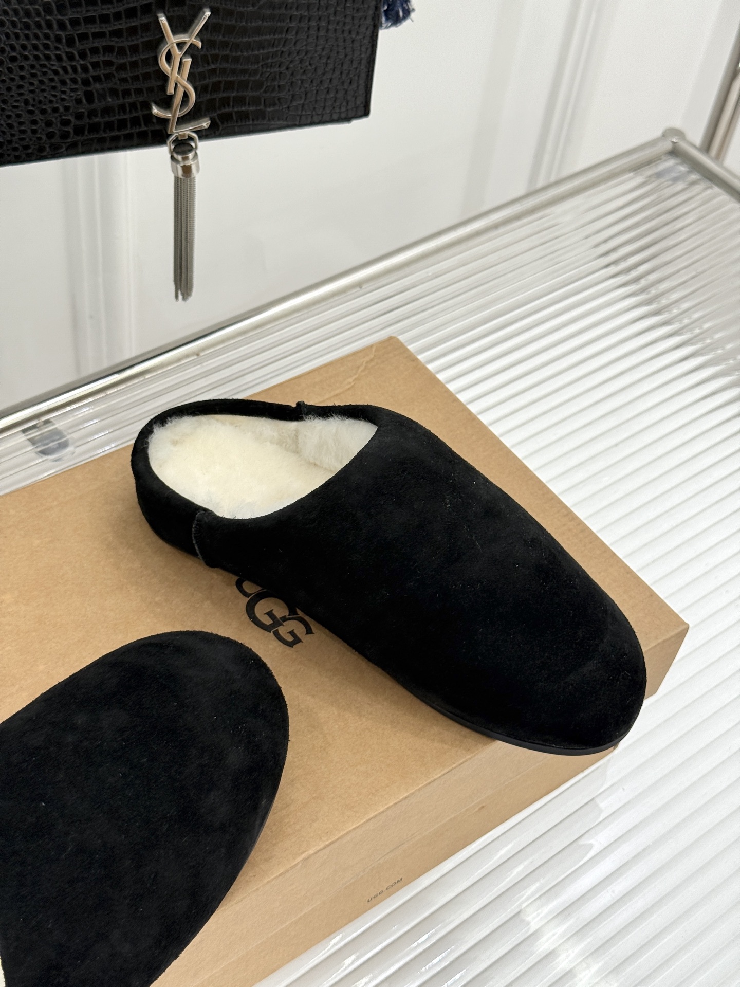 UGG 26WF新品极简复古 包头休闲半拖毛拖 包头藏住满格冬日暖意 半拖一脚蹬穿脱格外省心 羊羔毛裹住云朵般触感 皮毛