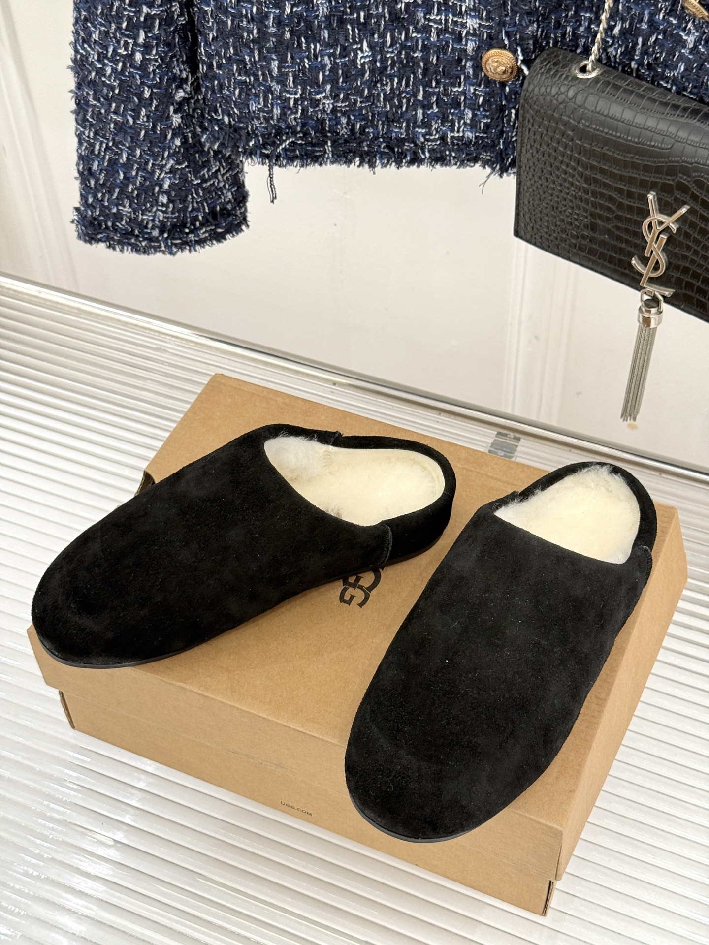 UGG 26WF新品极简复古 包头休闲半拖毛拖 包头藏住满格冬日暖意 半拖一脚蹬穿脱格外省心 羊羔毛裹住云朵般触感 皮毛