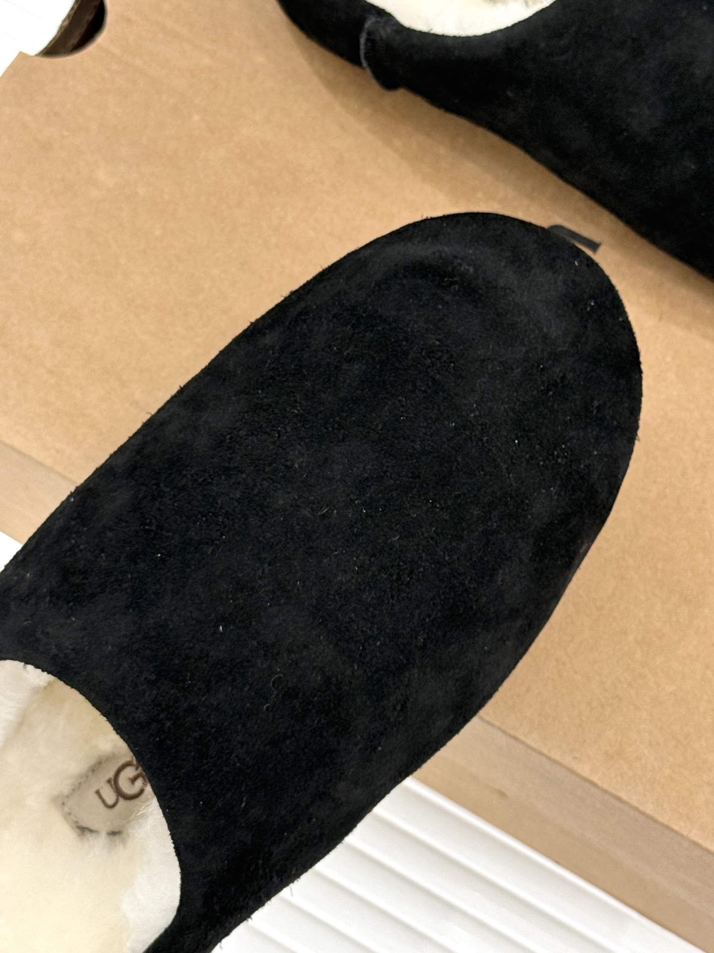 UGG 26WF新品极简复古 包头休闲半拖毛拖 包头藏住满格冬日暖意 半拖一脚蹬穿脱格外省心 羊羔毛裹住云朵般触感 皮毛