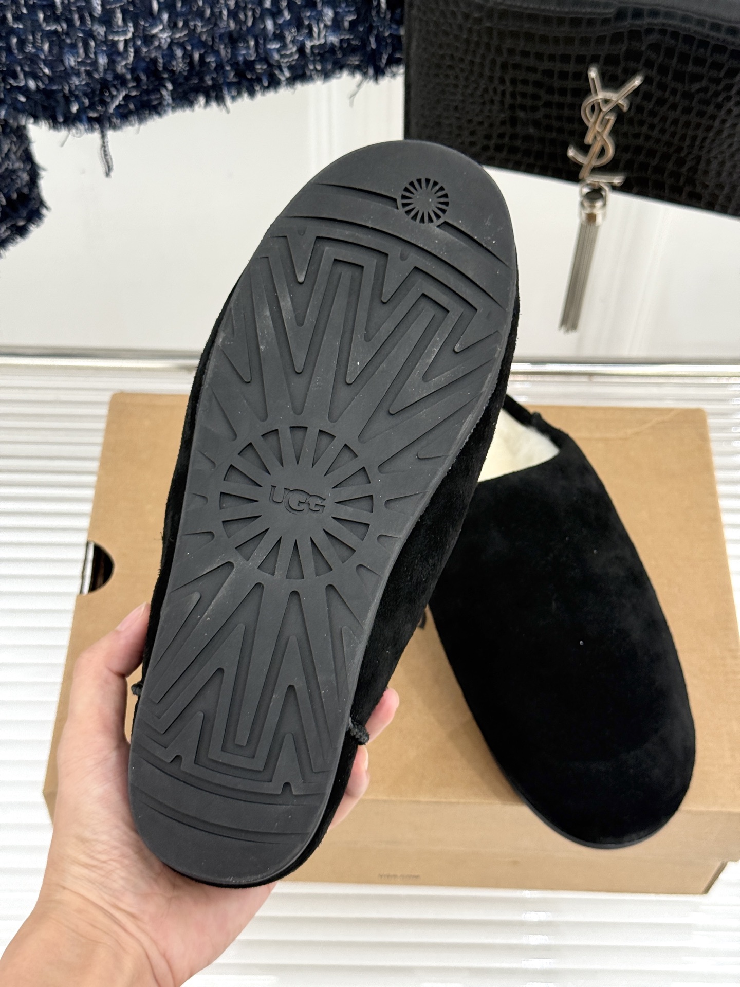 UGG 26WF新品极简复古 包头休闲半拖毛拖 包头藏住满格冬日暖意 半拖一脚蹬穿脱格外省心 羊羔毛裹住云朵般触感 皮毛