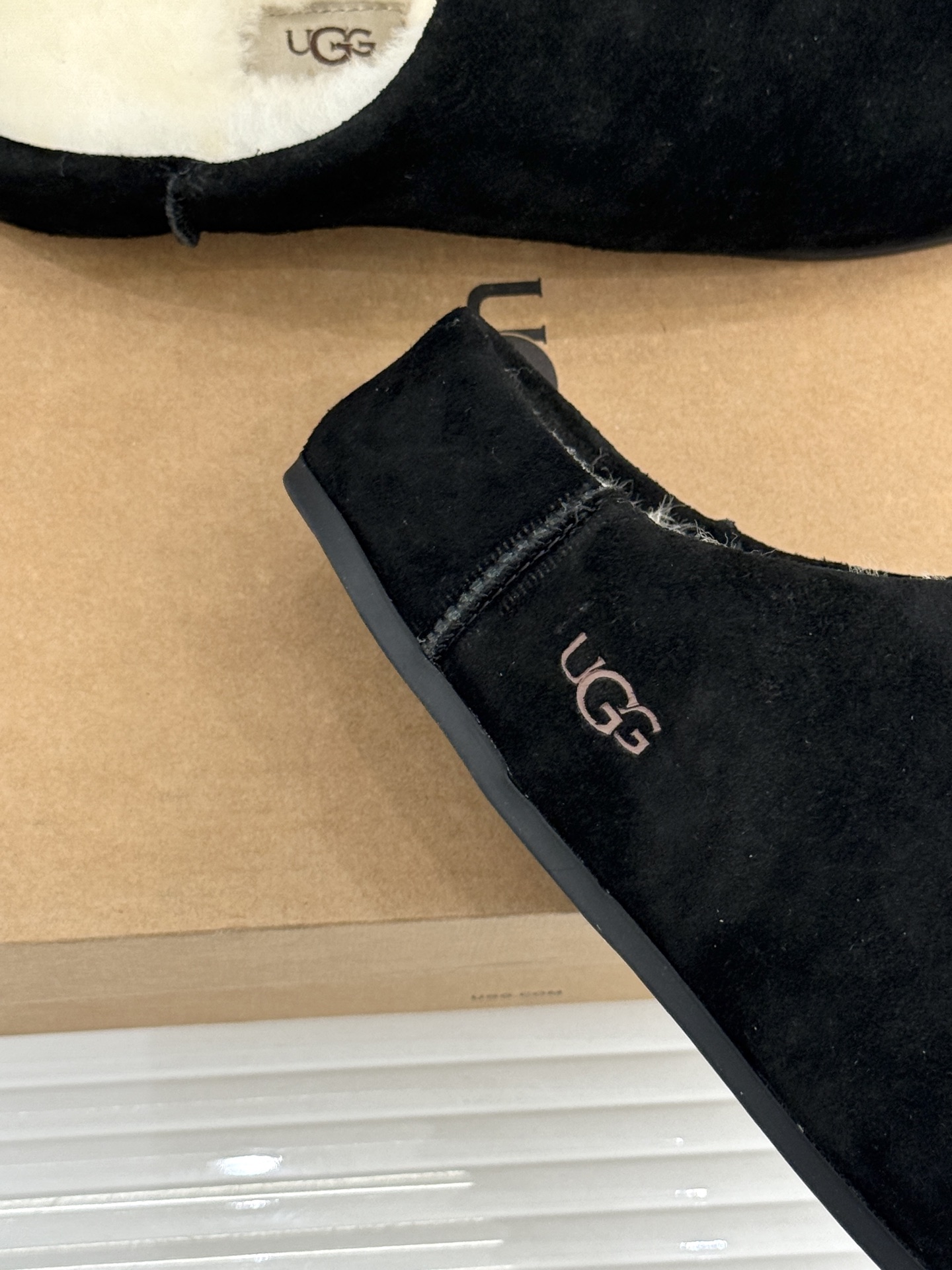 UGG 26WF新品极简复古 包头休闲半拖毛拖 包头藏住满格冬日暖意 半拖一脚蹬穿脱格外省心 羊羔毛裹住云朵般触感 皮毛