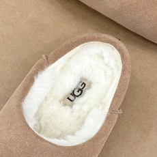 UGG 26WF新品极简复古 包头休闲半拖毛拖 包头藏住满格冬日暖意 半拖一脚蹬穿脱格外省心 羊羔毛裹住云朵般触感 皮毛 UGG 26WF新品极简复古 包头休闲半拖毛拖 包头藏住满格冬日暖意 半拖一脚蹬穿脱格外省心 羊羔毛裹住云朵般触感 皮毛