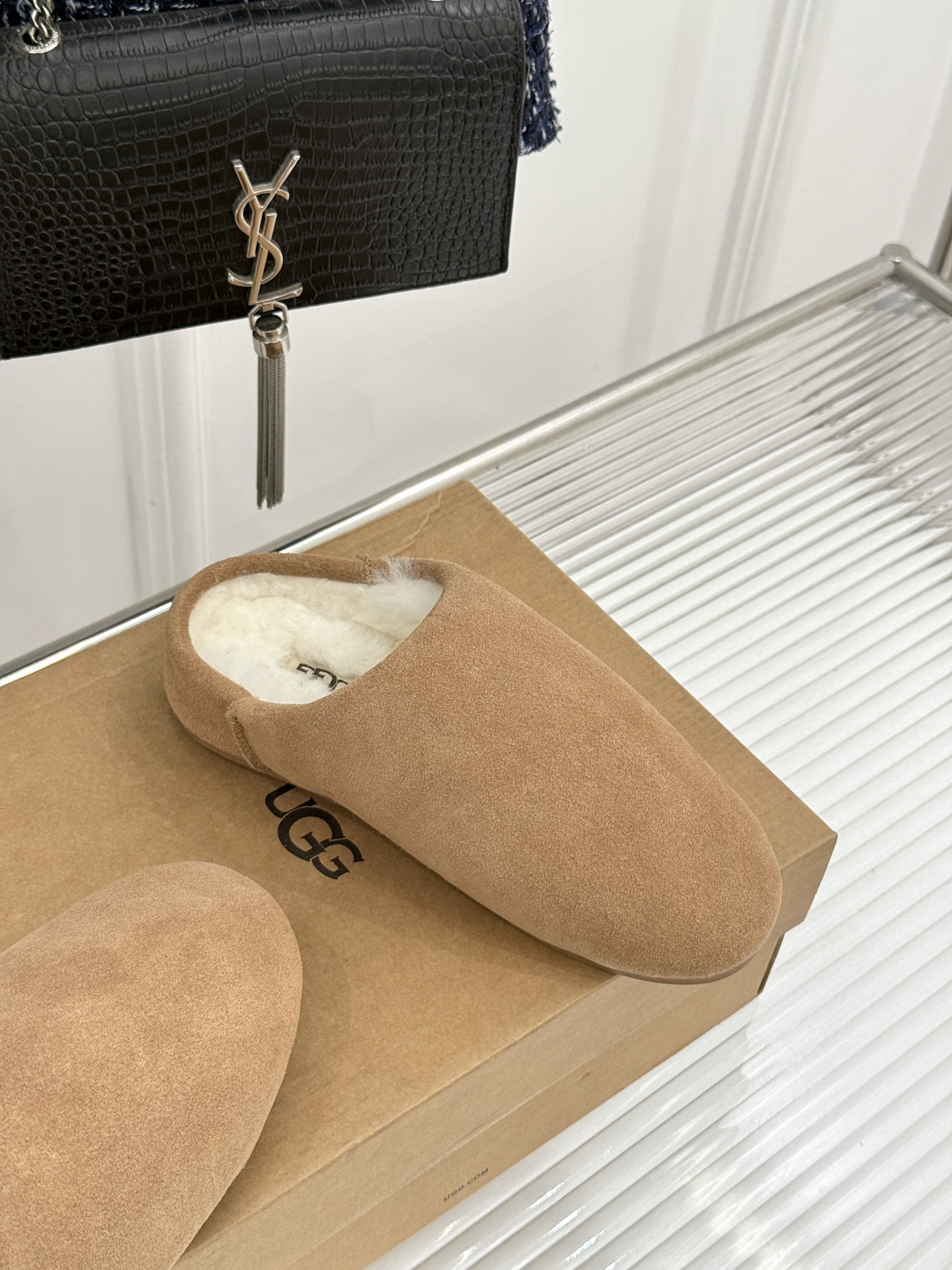 UGG 26WF新品极简复古 包头休闲半拖毛拖 包头藏住满格冬日暖意 半拖一脚蹬穿脱格外省心 羊羔毛裹住云朵般触感 皮毛 UGG 26WF新品极简复古 包头休闲半拖毛拖 包头藏住满格冬日暖意 半拖一脚蹬穿脱格外省心 羊羔毛裹住云朵般触感 皮毛