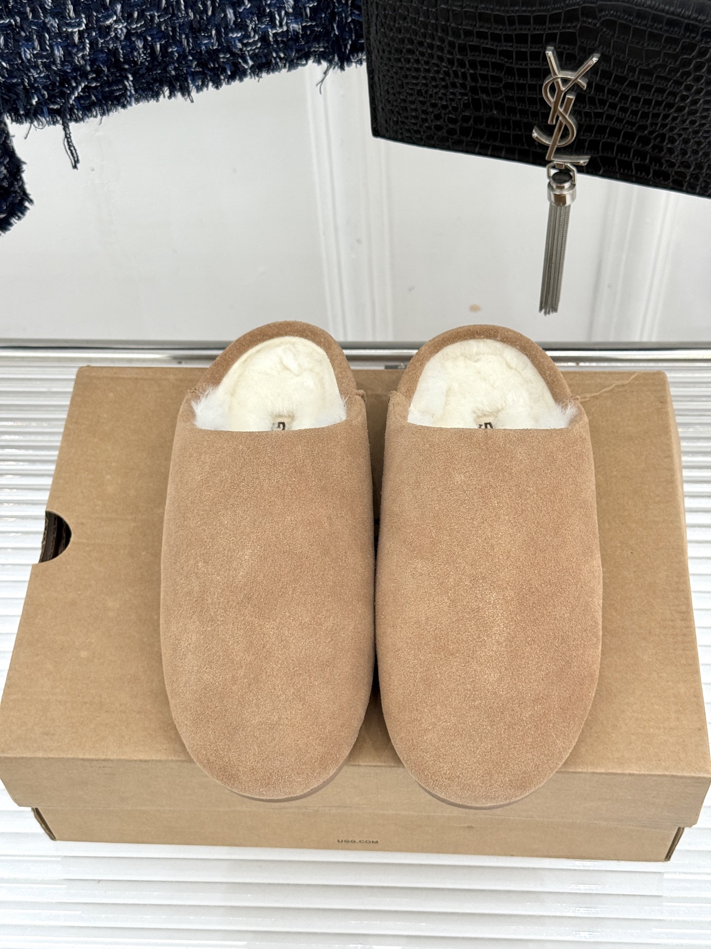 UGG 26WF新品极简复古 包头休闲半拖毛拖 包头藏住满格冬日暖意 半拖一脚蹬穿脱格外省心 羊羔毛裹住云朵般触感 皮毛 UGG 26WF新品极简复古 包头休闲半拖毛拖 包头藏住满格冬日暖意 半拖一脚蹬穿脱格外省心 羊羔毛裹住云朵般触感 皮毛
