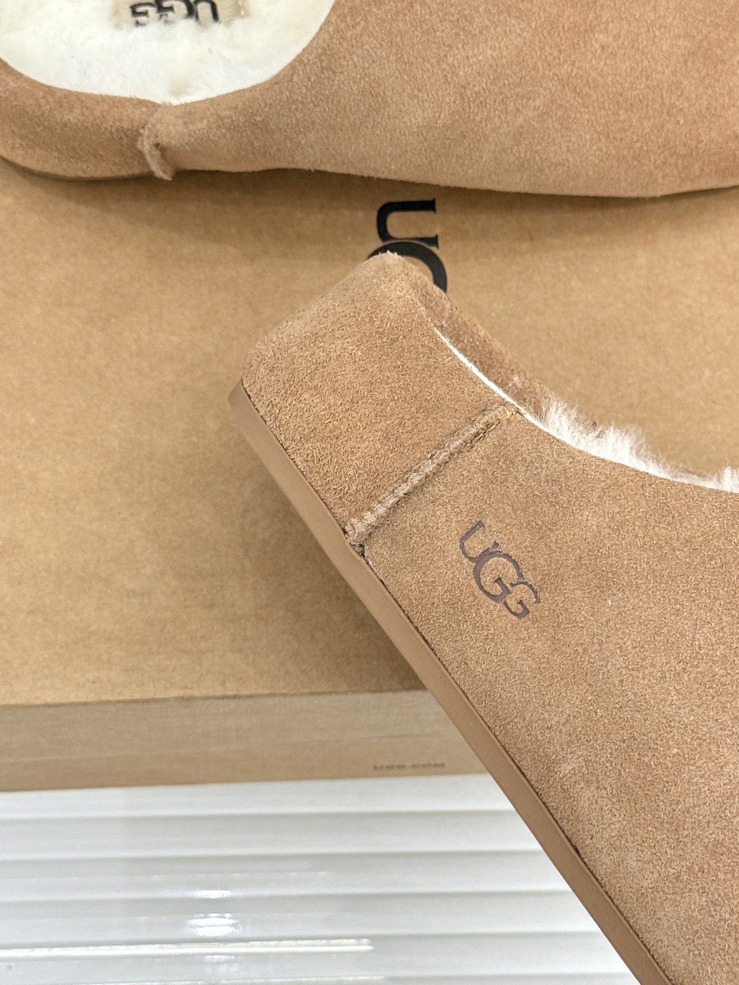 UGG 26WF新品极简复古 包头休闲半拖毛拖 包头藏住满格冬日暖意 半拖一脚蹬穿脱格外省心 羊羔毛裹住云朵般触感 皮毛 UGG 26WF新品极简复古 包头休闲半拖毛拖 包头藏住满格冬日暖意 半拖一脚蹬穿脱格外省心 羊羔毛裹住云朵般触感 皮毛