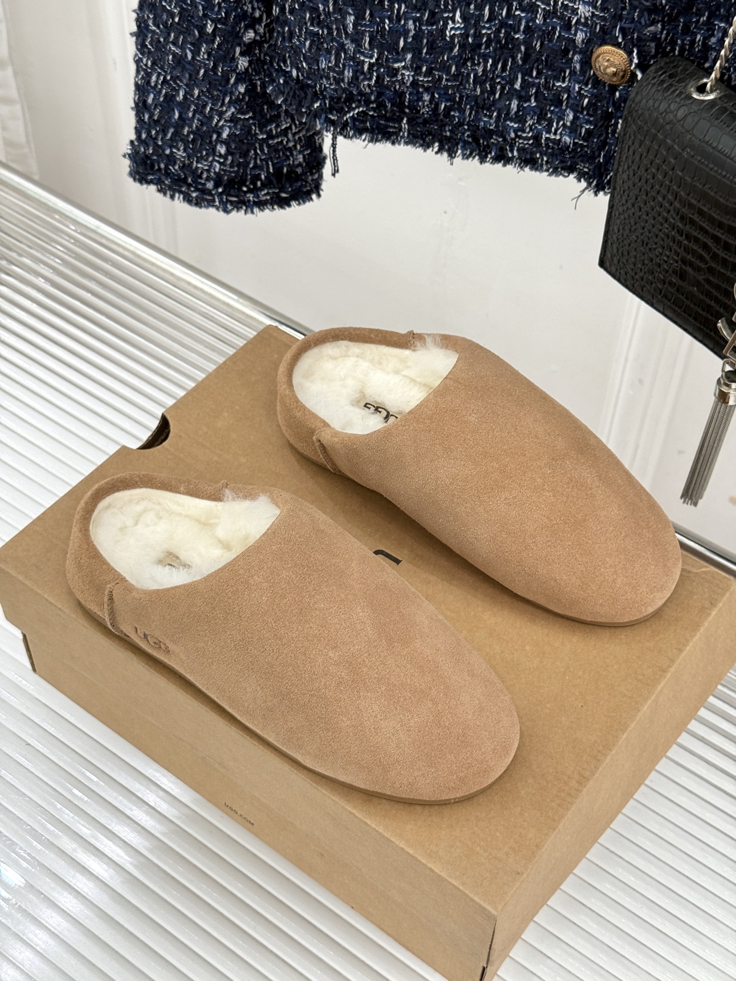 UGG 26WF新品极简复古 包头休闲半拖毛拖 包头藏住满格冬日暖意 半拖一脚蹬穿脱格外省心 羊羔毛裹住云朵般触感 皮毛 UGG 26WF新品极简复古 包头休闲半拖毛拖 包头藏住满格冬日暖意 半拖一脚蹬穿脱格外省心 羊羔毛裹住云朵般触感 皮毛