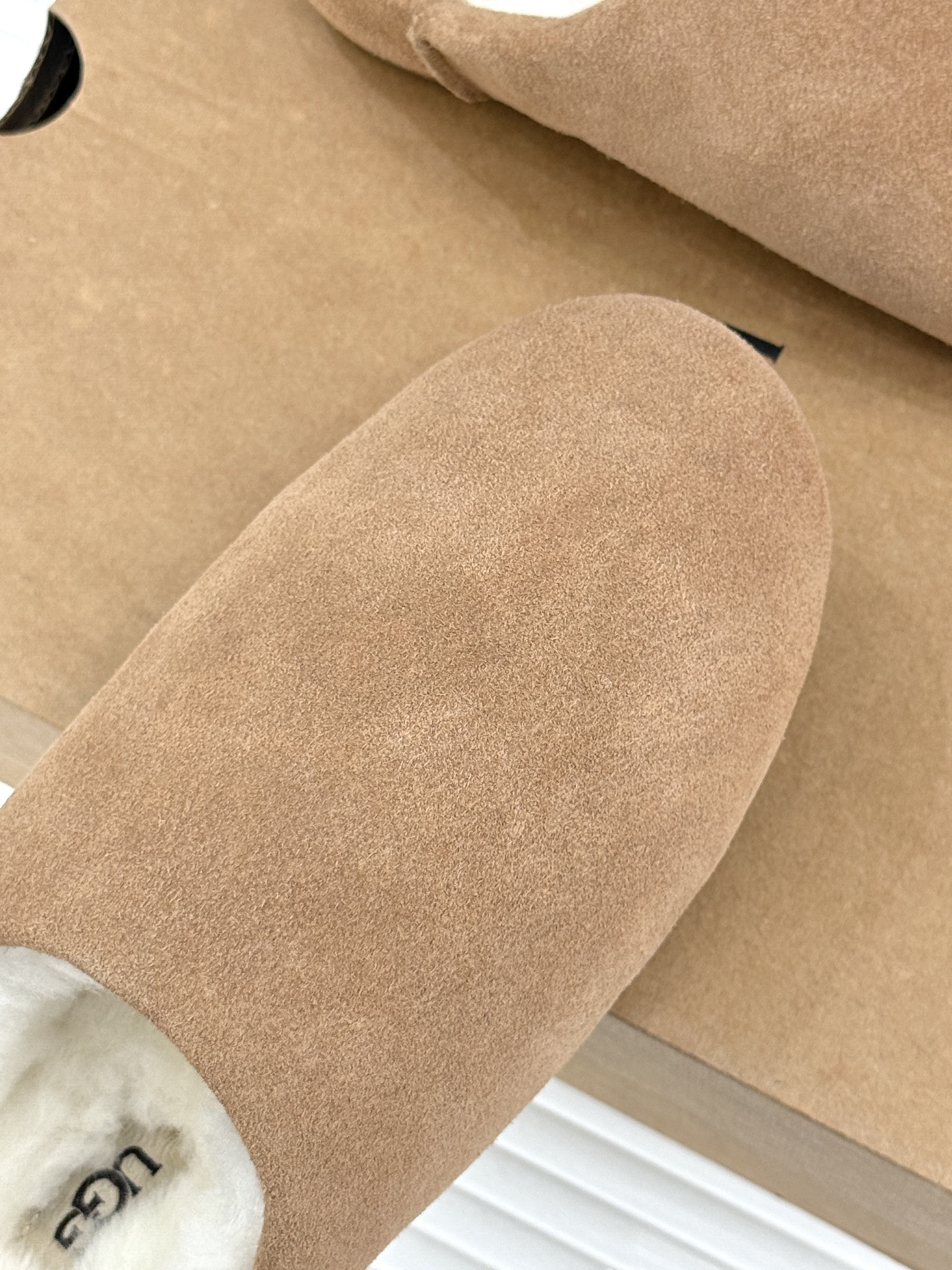 UGG 26WF新品极简复古 包头休闲半拖毛拖 包头藏住满格冬日暖意 半拖一脚蹬穿脱格外省心 羊羔毛裹住云朵般触感 皮毛 UGG 26WF新品极简复古 包头休闲半拖毛拖 包头藏住满格冬日暖意 半拖一脚蹬穿脱格外省心 羊羔毛裹住云朵般触感 皮毛