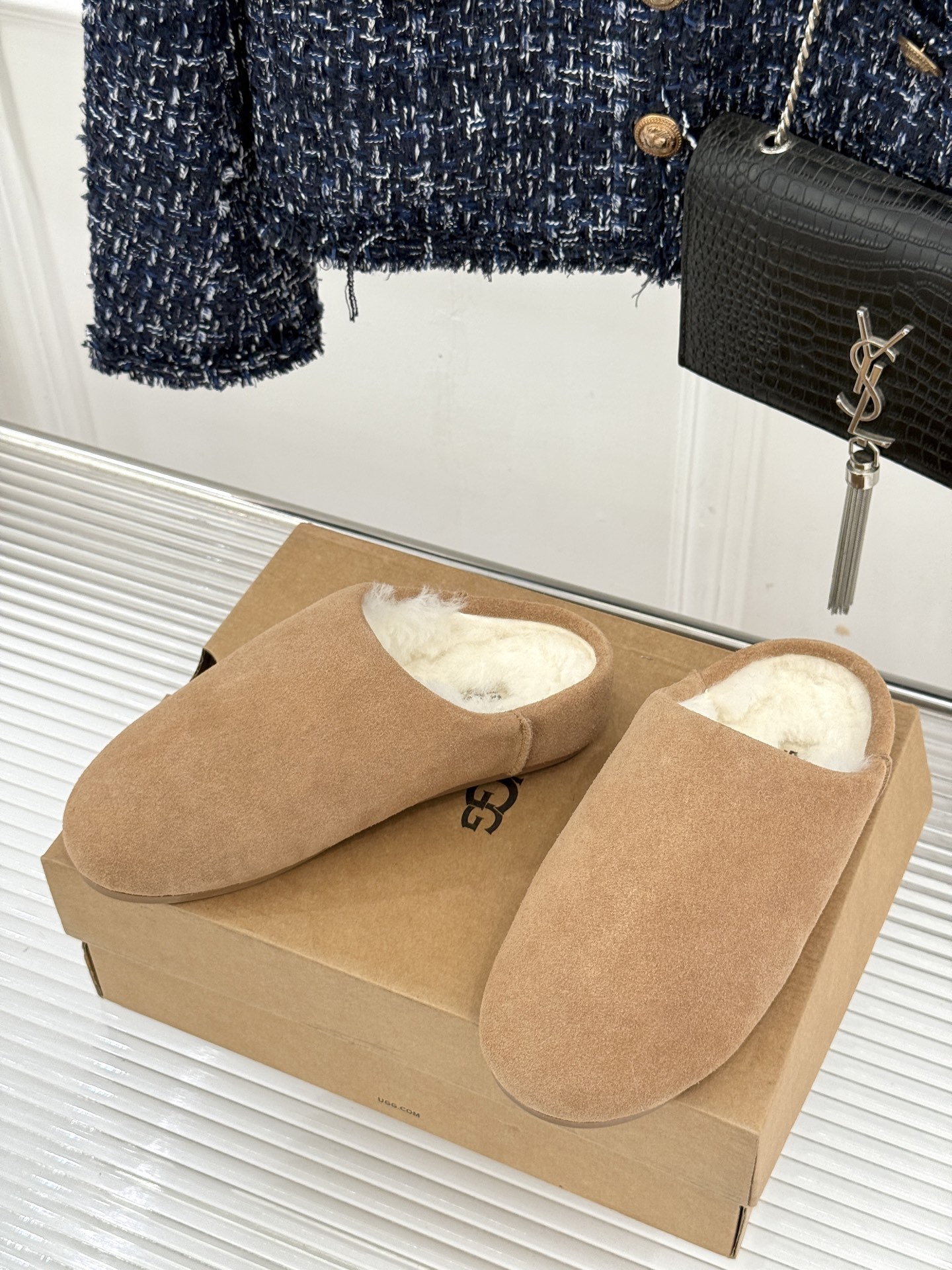 UGG 26WF新品极简复古 包头休闲半拖毛拖 包头藏住满格冬日暖意 半拖一脚蹬穿脱格外省心 羊羔毛裹住云朵般触感 皮毛 UGG 26WF新品极简复古 包头休闲半拖毛拖 包头藏住满格冬日暖意 半拖一脚蹬穿脱格外省心 羊羔毛裹住云朵般触感 皮毛