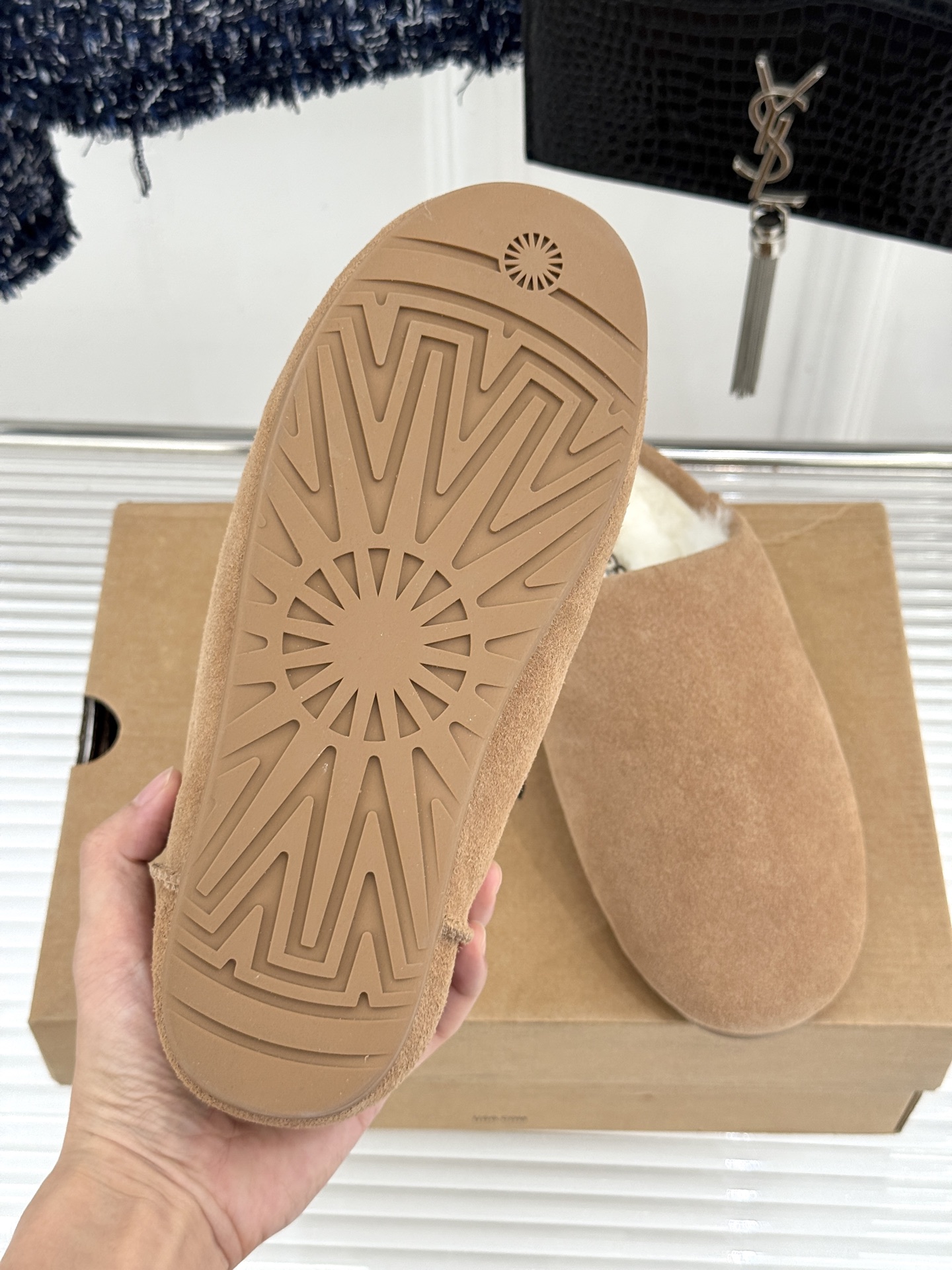UGG 26WF新品极简复古 包头休闲半拖毛拖 包头藏住满格冬日暖意 半拖一脚蹬穿脱格外省心 羊羔毛裹住云朵般触感 皮毛 UGG 26WF新品极简复古 包头休闲半拖毛拖 包头藏住满格冬日暖意 半拖一脚蹬穿脱格外省心 羊羔毛裹住云朵般触感 皮毛