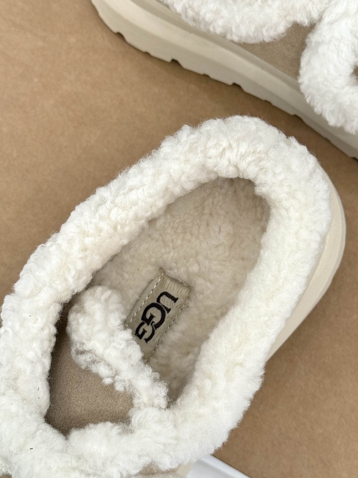 UGG 26WF新品复古魔术贴 厚底休闲羊毛休闲鞋毛毛鞋 魔术贴调节穿脱超省心 厚底松糕悄悄拔高身形 羊毛裹住冬日满格暖