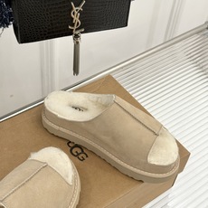 UGG 26WF新品复古 厚底松糕一字带毛拖 厚底松糕悄悄拔高身形 一字带藏着复古腔调 羊羔毛裹住冬日满格暖意 皮毛一体 UGG 26WF新品复古 厚底松糕一字带毛拖 厚底松糕悄悄拔高身形 一字带藏着复古腔调 羊羔毛裹住冬日满格暖意 皮毛一体