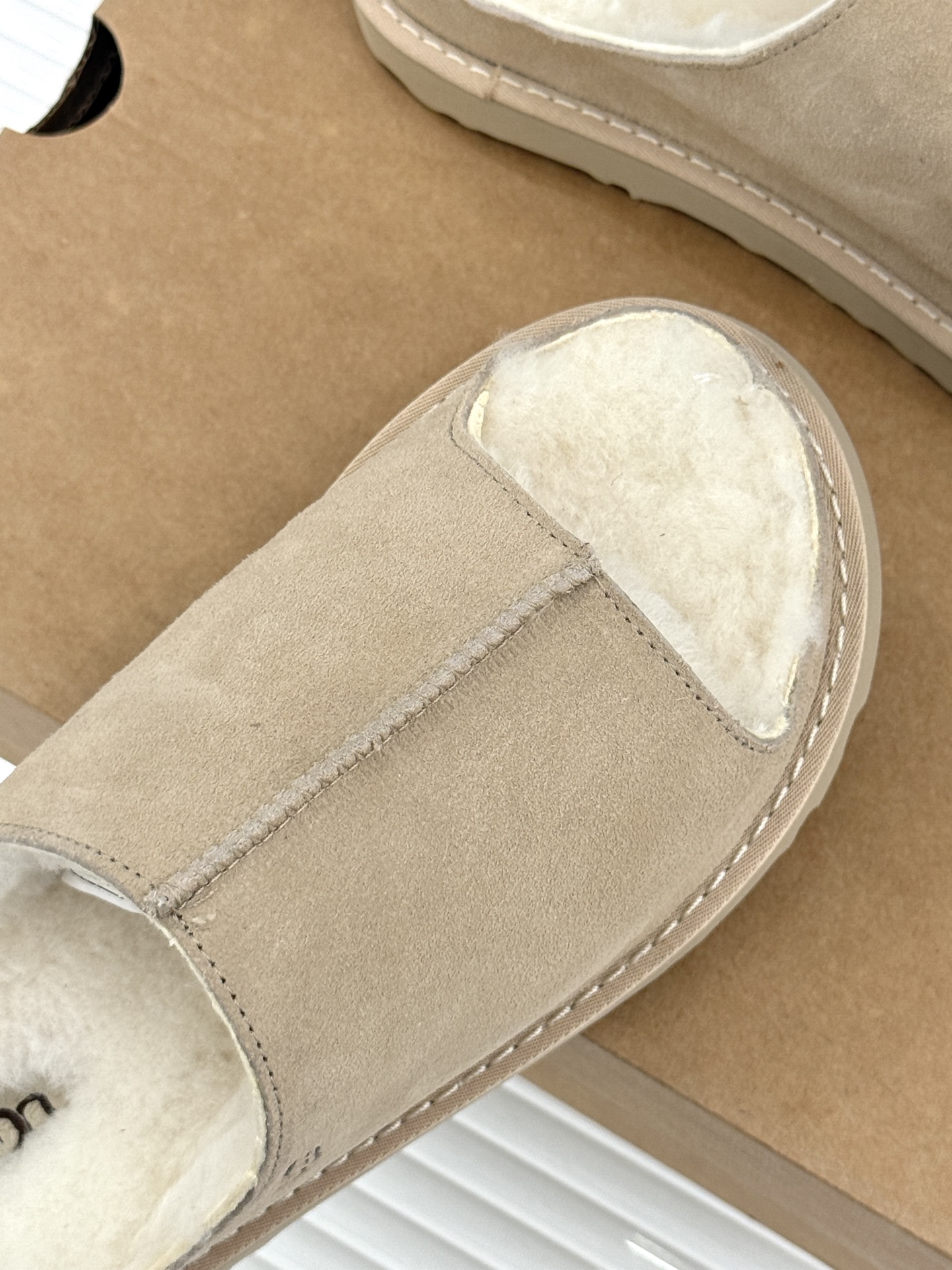 UGG 26WF新品复古 厚底松糕一字带毛拖 厚底松糕悄悄拔高身形 一字带藏着复古腔调 羊羔毛裹住冬日满格暖意 皮毛一体 UGG 26WF新品复古 厚底松糕一字带毛拖 厚底松糕悄悄拔高身形 一字带藏着复古腔调 羊羔毛裹住冬日满格暖意 皮毛一体