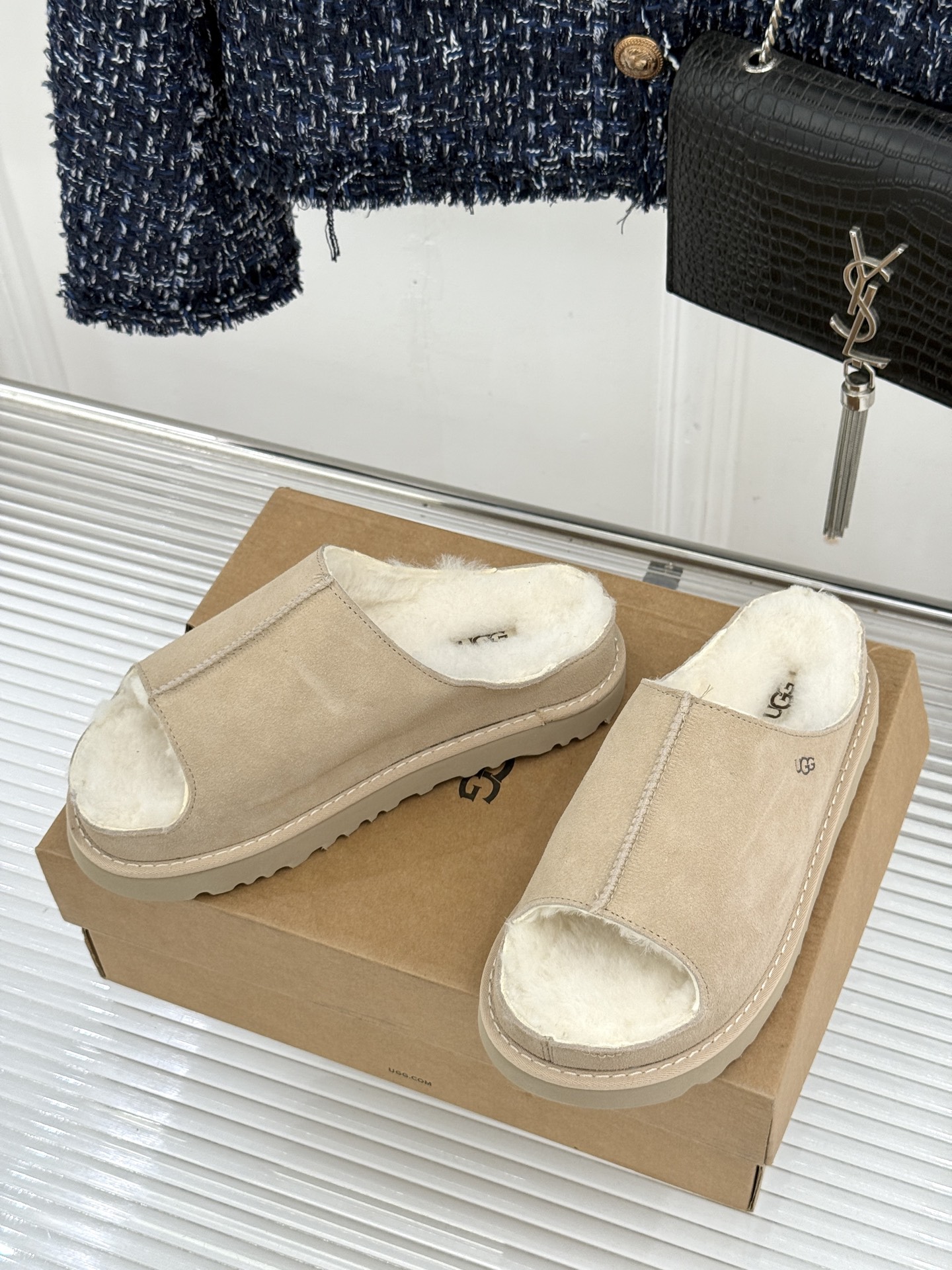 UGG 26WF新品复古 厚底松糕一字带毛拖 厚底松糕悄悄拔高身形 一字带藏着复古腔调 羊羔毛裹住冬日满格暖意 皮毛一体 UGG 26WF新品复古 厚底松糕一字带毛拖 厚底松糕悄悄拔高身形 一字带藏着复古腔调 羊羔毛裹住冬日满格暖意 皮毛一体