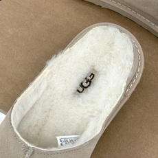 UGG 26WF新品复古 厚底松糕一字带毛拖 厚底松糕悄悄拔高身形 一字带藏着复古腔调 羊羔毛裹住冬日满格暖意 皮毛一体 UGG 26WF新品复古 厚底松糕一字带毛拖 厚底松糕悄悄拔高身形 一字带藏着复古腔调 羊羔毛裹住冬日满格暖意 皮毛一体
