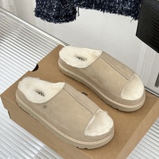 UGG 26WF新品复古 厚底松糕一字带毛拖 厚底松糕悄悄拔高身形 一字带藏着复古腔调 羊羔毛裹住冬日满格暖意 皮毛一体 UGG 26WF新品复古 厚底松糕一字带毛拖 厚底松糕悄悄拔高身形 一字带藏着复古腔调 羊羔毛裹住冬日满格暖意 皮毛一体