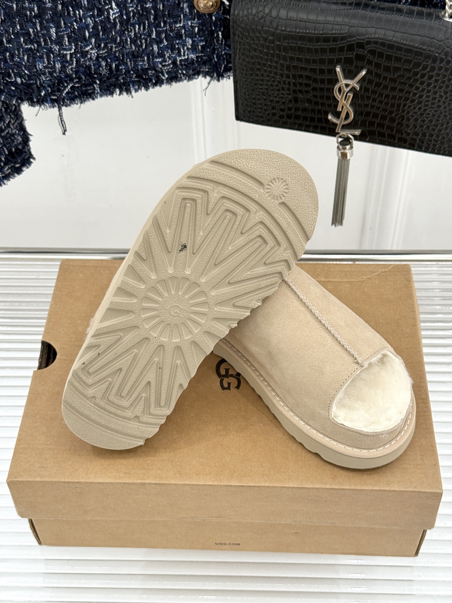 UGG 26WF新品复古 厚底松糕一字带毛拖 厚底松糕悄悄拔高身形 一字带藏着复古腔调 羊羔毛裹住冬日满格暖意 皮毛一体 UGG 26WF新品复古 厚底松糕一字带毛拖 厚底松糕悄悄拔高身形 一字带藏着复古腔调 羊羔毛裹住冬日满格暖意 皮毛一体