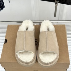 UGG 26WF新品复古 厚底松糕一字带毛拖 厚底松糕悄悄拔高身形 一字带藏着复古腔调 羊羔毛裹住冬日满格暖意 皮毛一体 UGG 26WF新品复古 厚底松糕一字带毛拖 厚底松糕悄悄拔高身形 一字带藏着复古腔调 羊羔毛裹住冬日满格暖意 皮毛一体