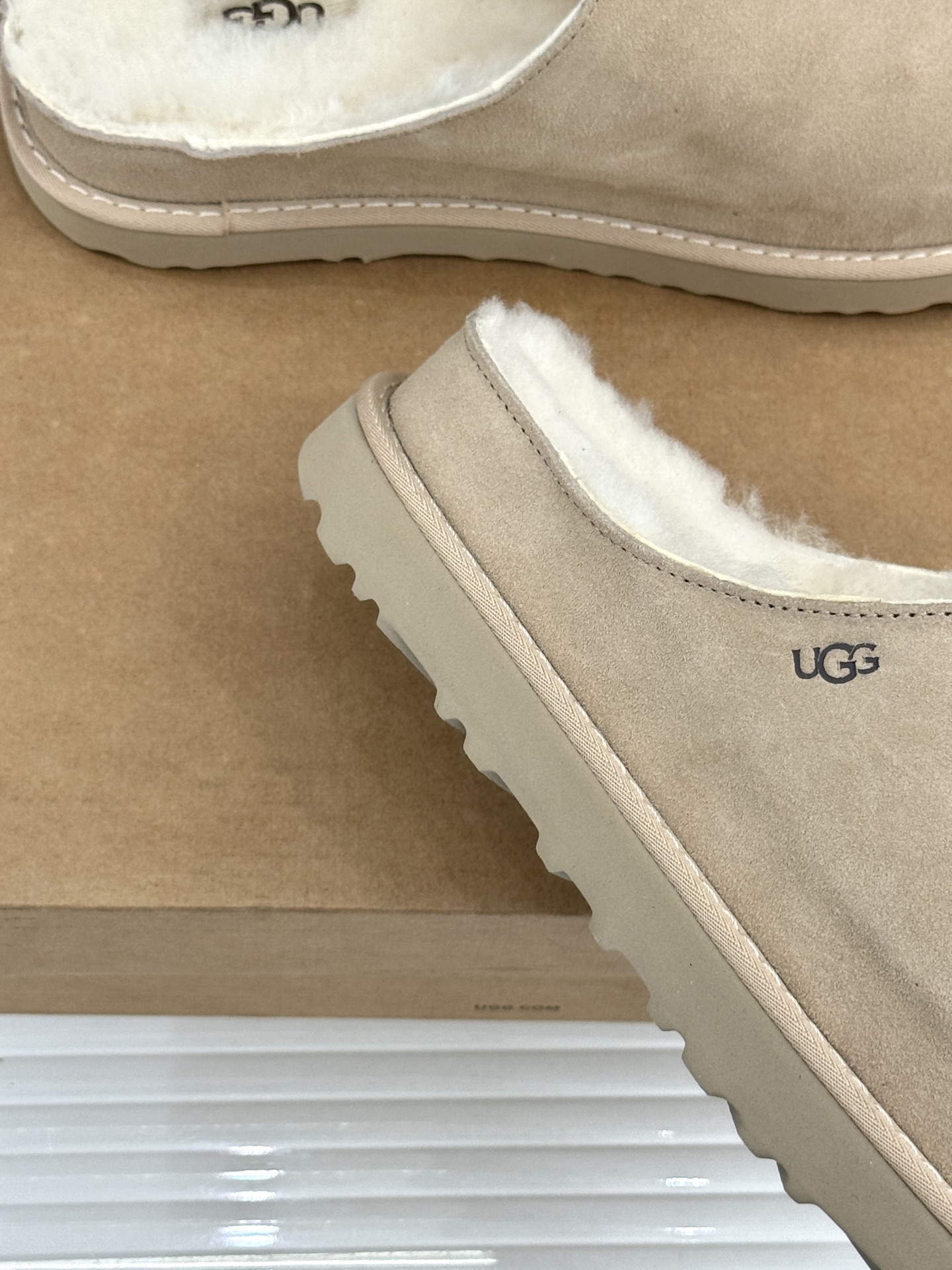 UGG 26WF新品复古 厚底松糕一字带毛拖 厚底松糕悄悄拔高身形 一字带藏着复古腔调 羊羔毛裹住冬日满格暖意 皮毛一体 UGG 26WF新品复古 厚底松糕一字带毛拖 厚底松糕悄悄拔高身形 一字带藏着复古腔调 羊羔毛裹住冬日满格暖意 皮毛一体